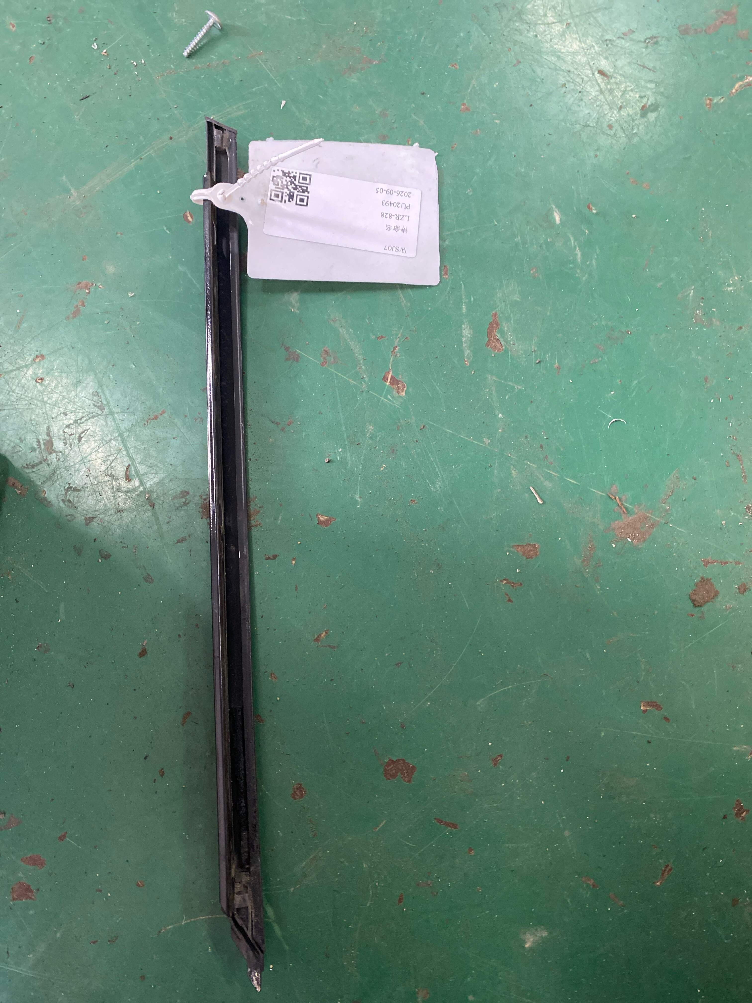 6740748050 后门玻璃导轨（右后）