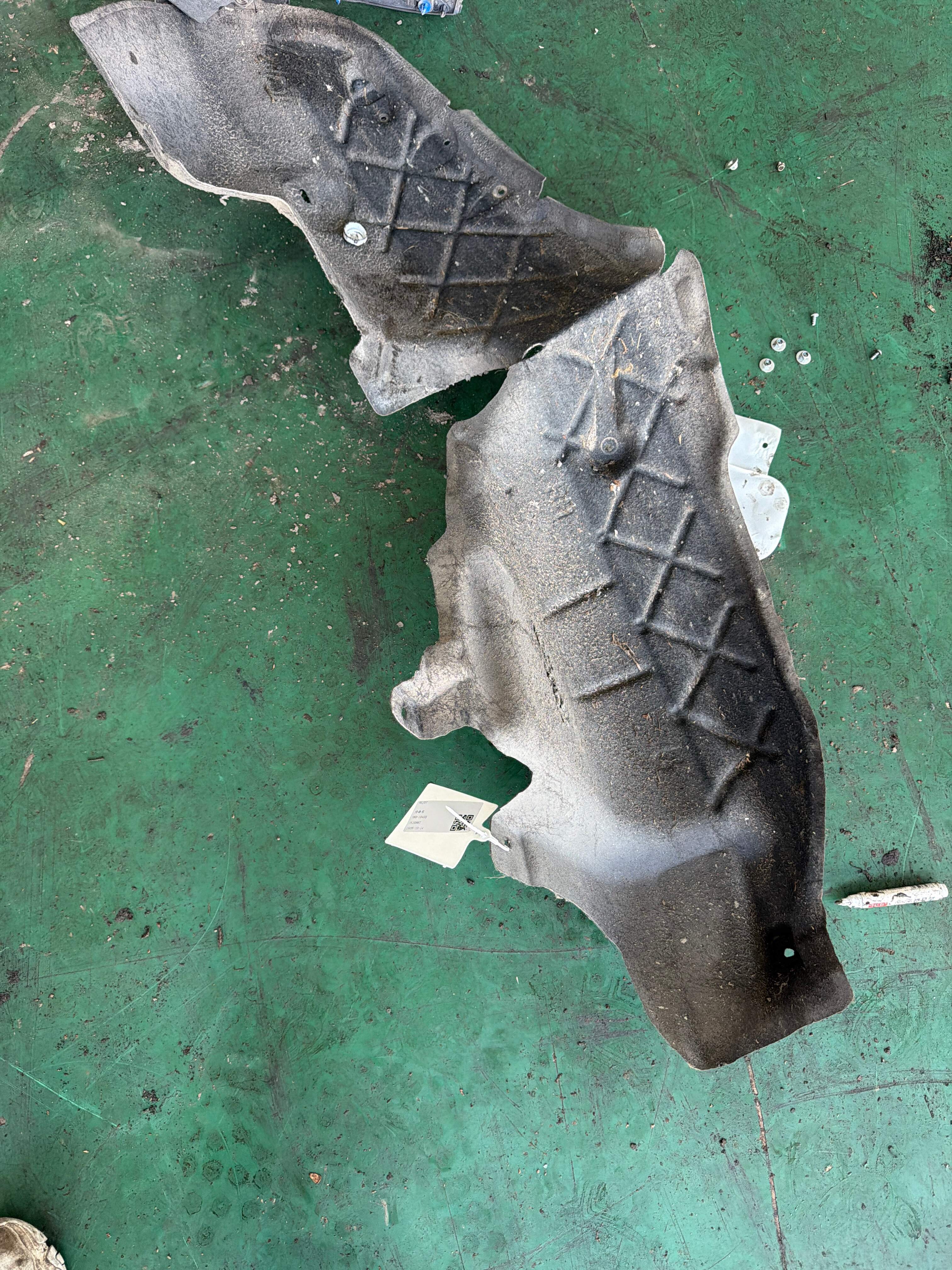 LR043957 Rear Fender Liner, Right