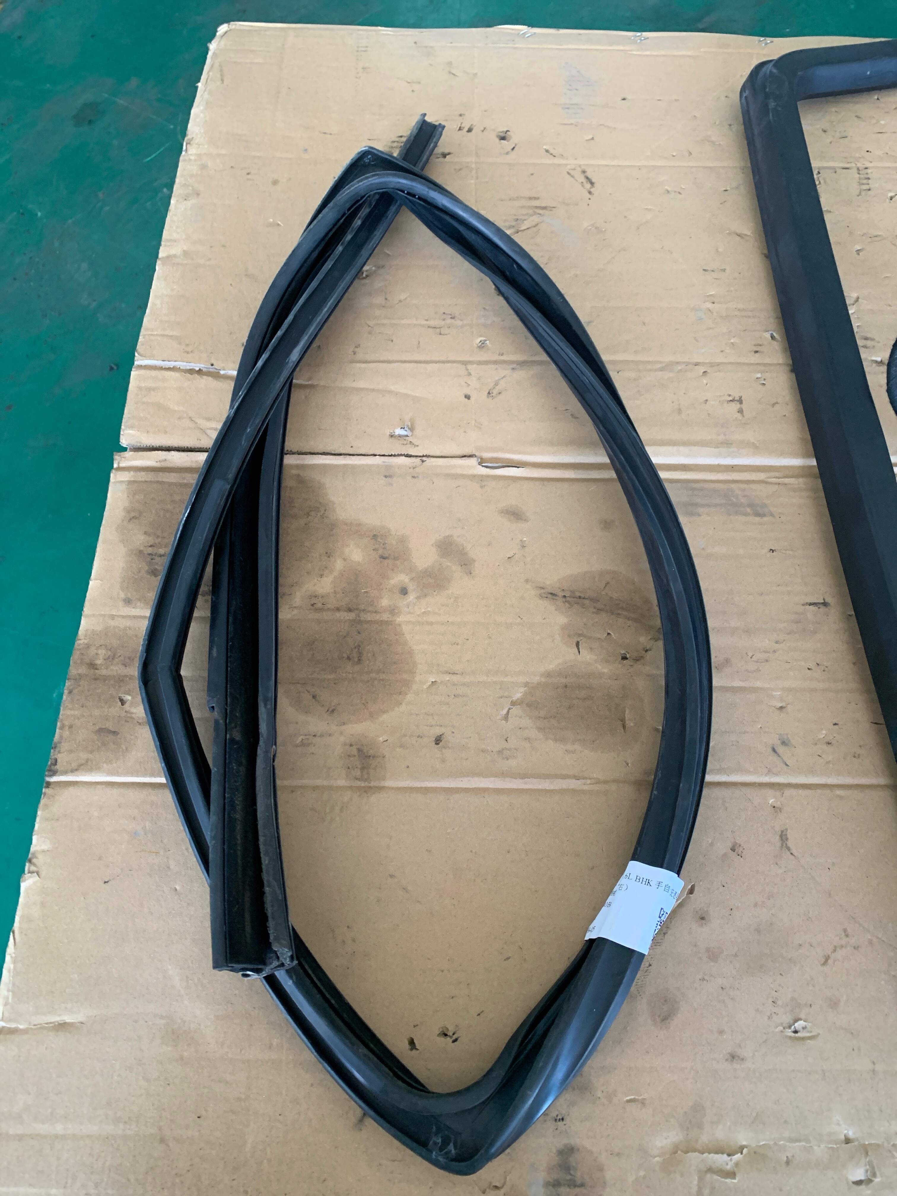 4L0839440B 后门玻璃绒槽(右)