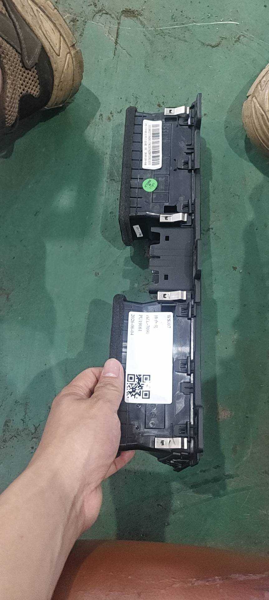 101802776001742 仪表板中间出风口