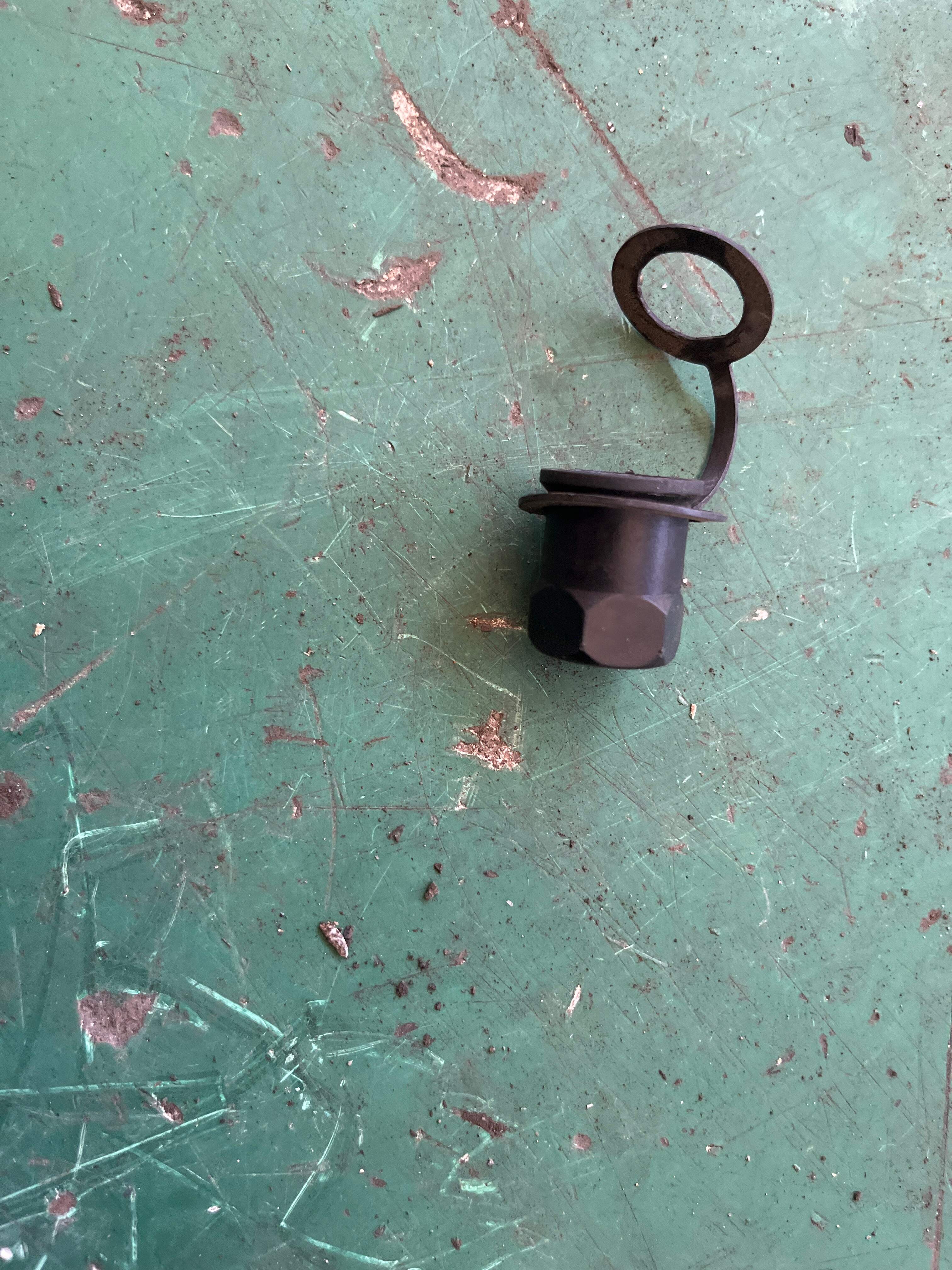 LR002653 A/C High Pressure Service Valve Cap