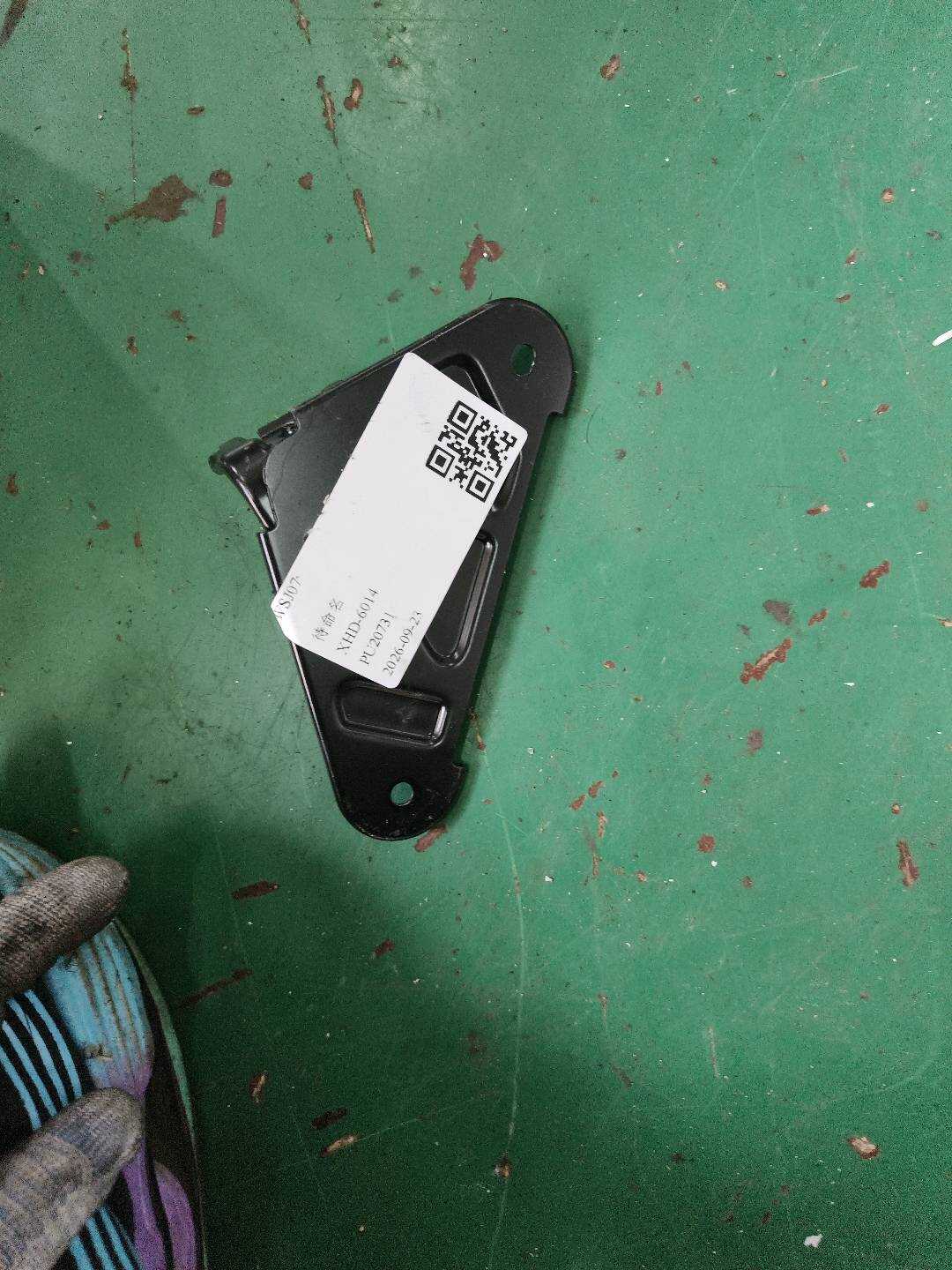 6762876010 左后车门装饰板支架