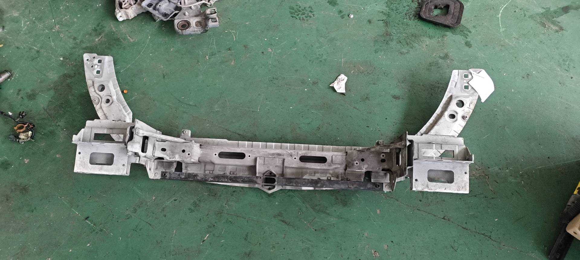LR049326 Radiator Support
