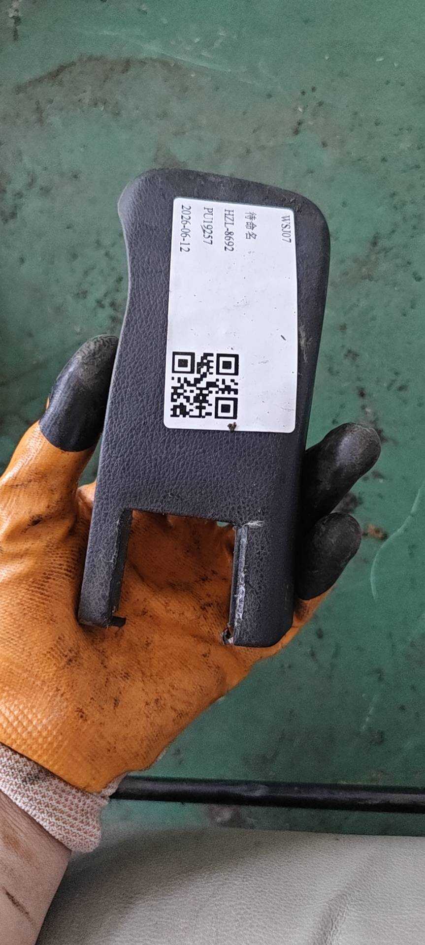 81105TM0003ZA 前座椅滑轨前护盖（右外）