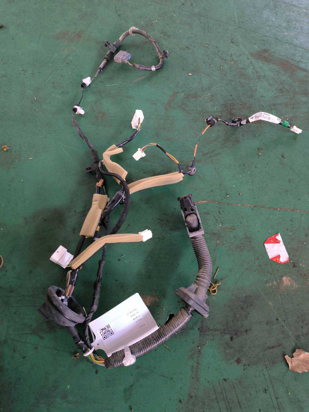241246HK0B 前门线束(右)
