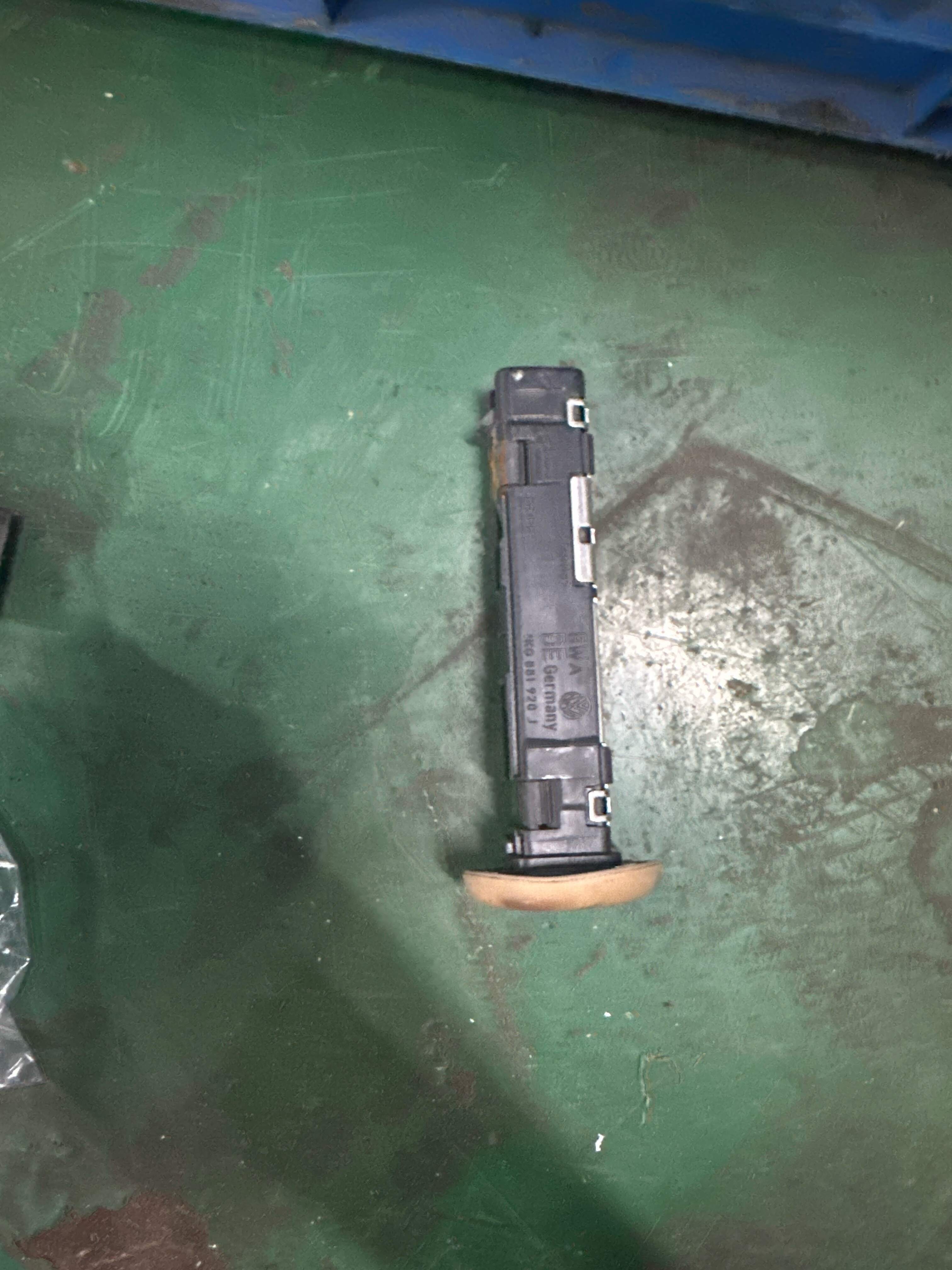 95852292000 后排座椅头枕导套(左)
