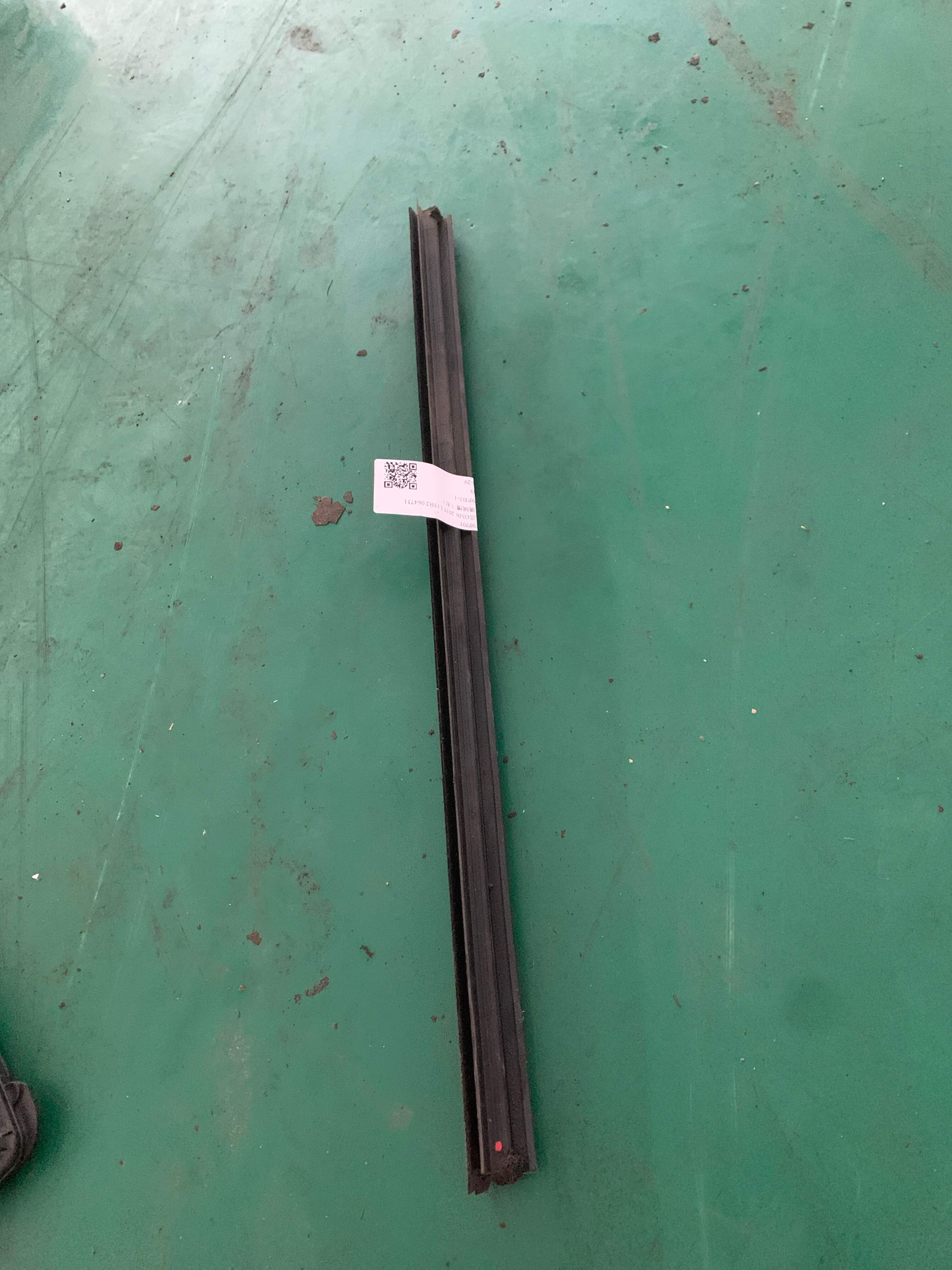 72735T9PJ01 后门玻璃绒槽(右)