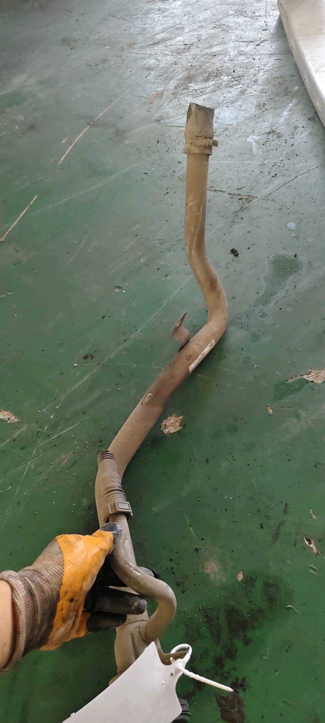 LR027081 燃油箱加油管