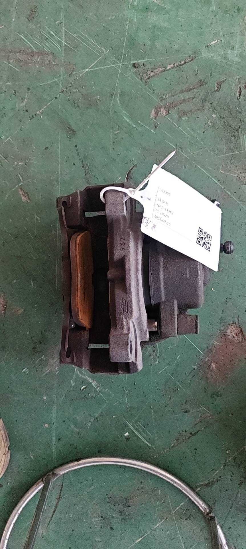 LR015387 前制动分泵（左）