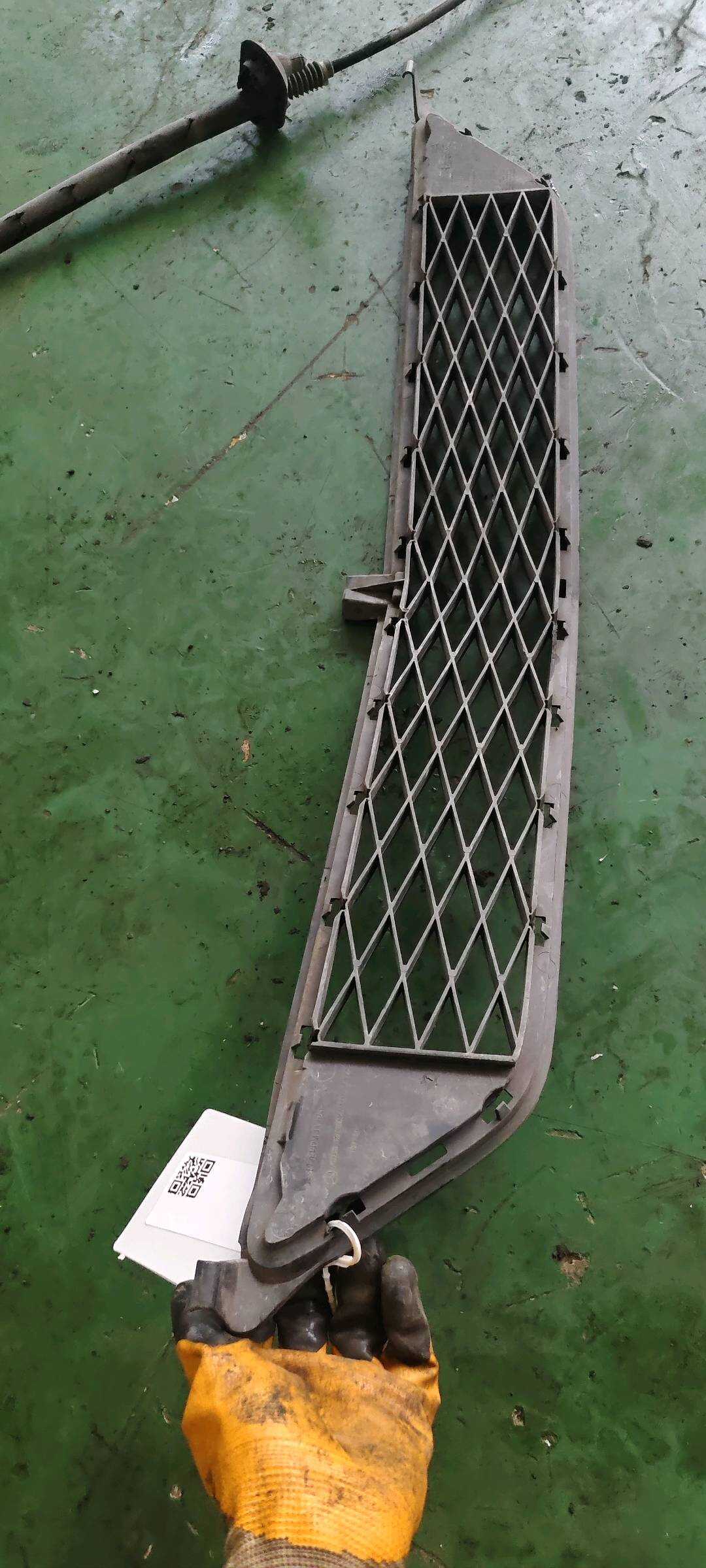 A1698851922 前保险杠格栅(中下)