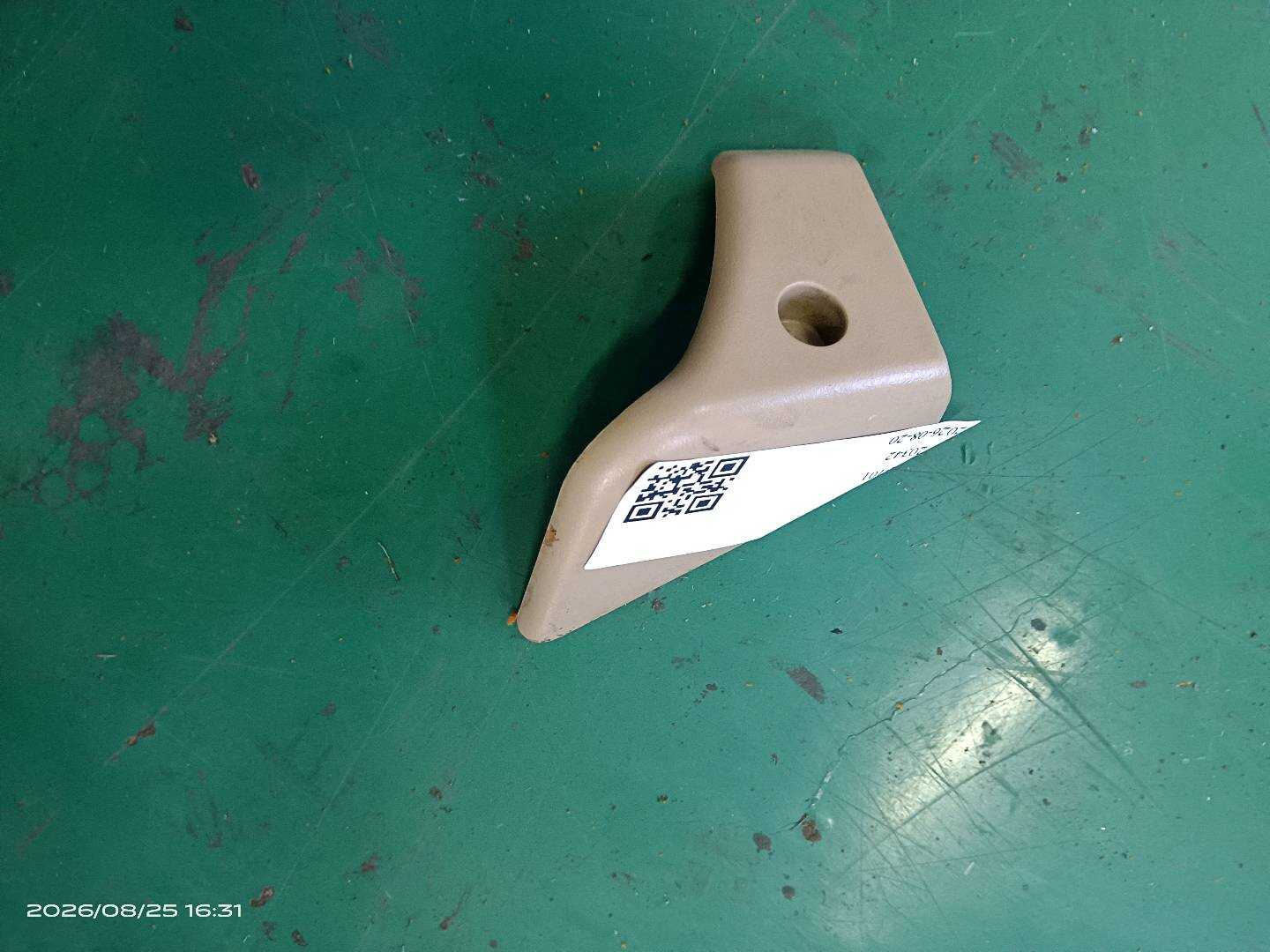 52108226412 前座椅底座导轨饰盖(右内)