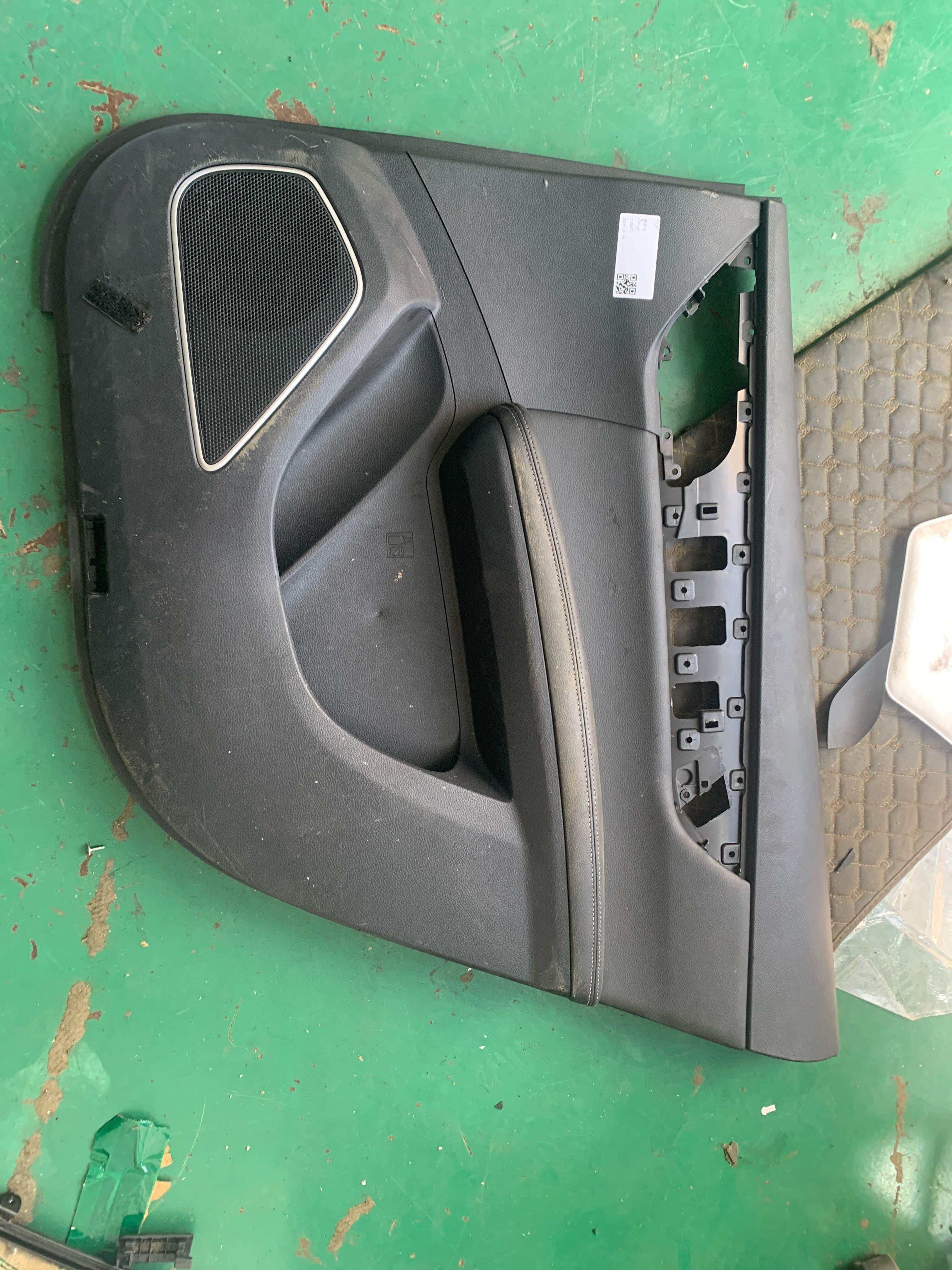 MEFC6202200 Rear Door Trim Panel, Right