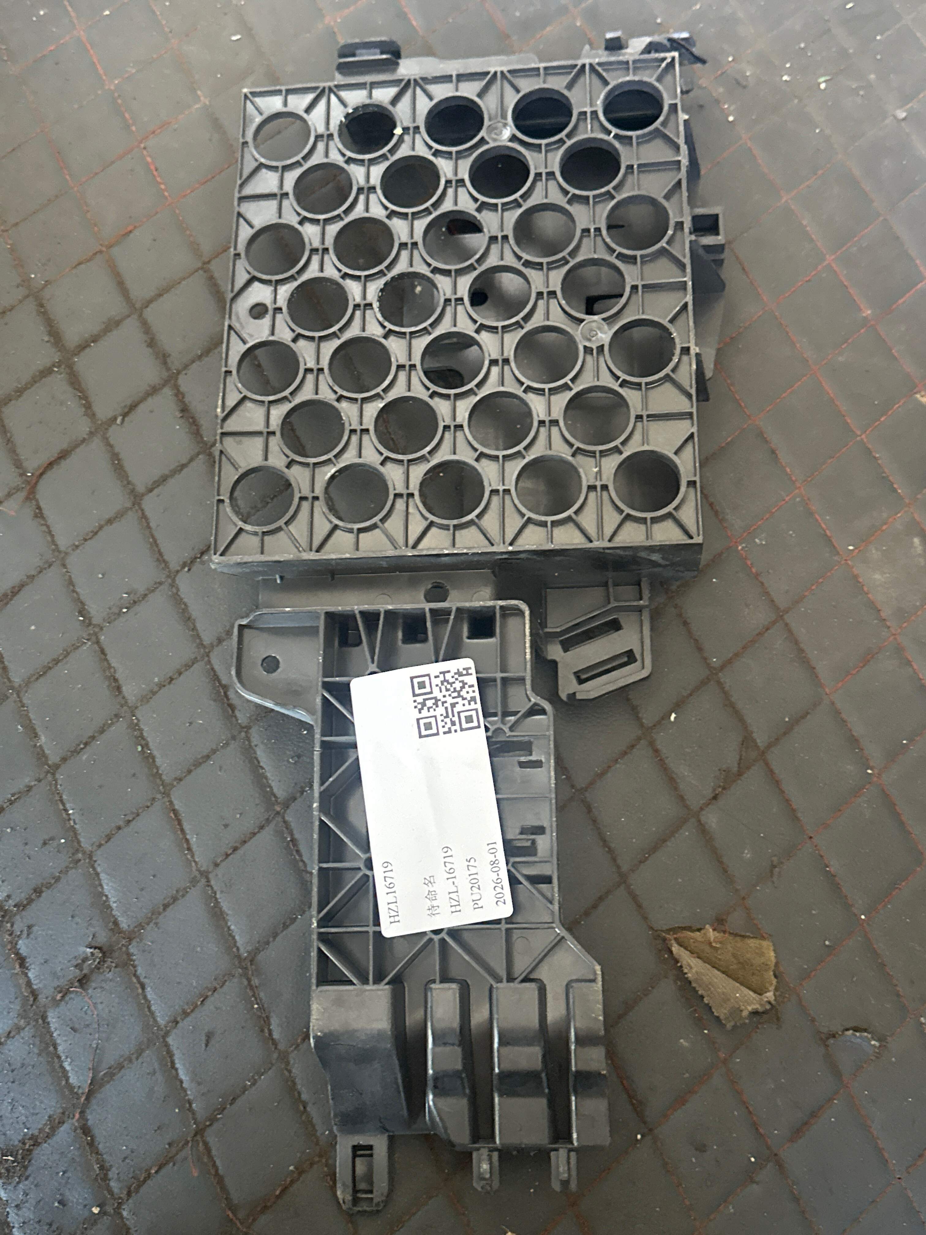 52105A67975 座椅加热装置控制单元支架,左侧