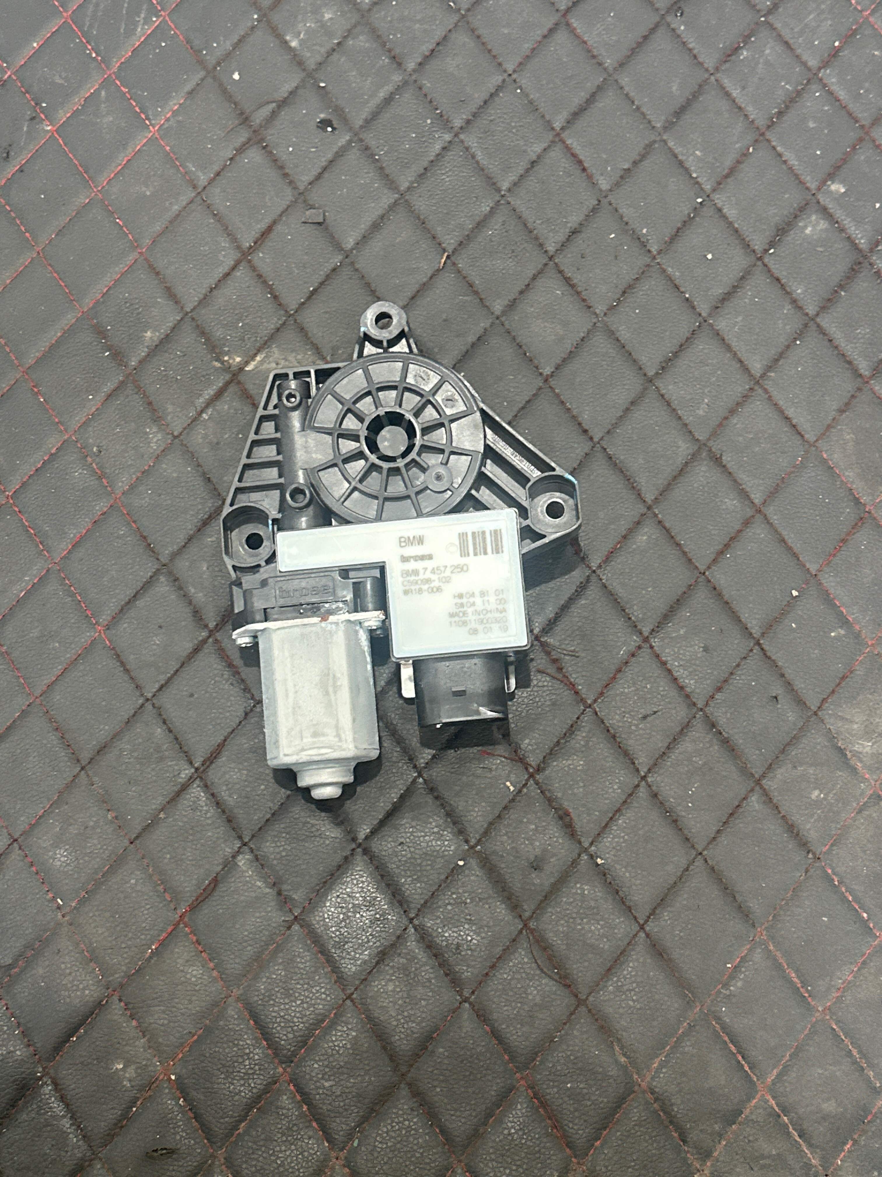 61355A5C893 前门玻璃升降电机(左)