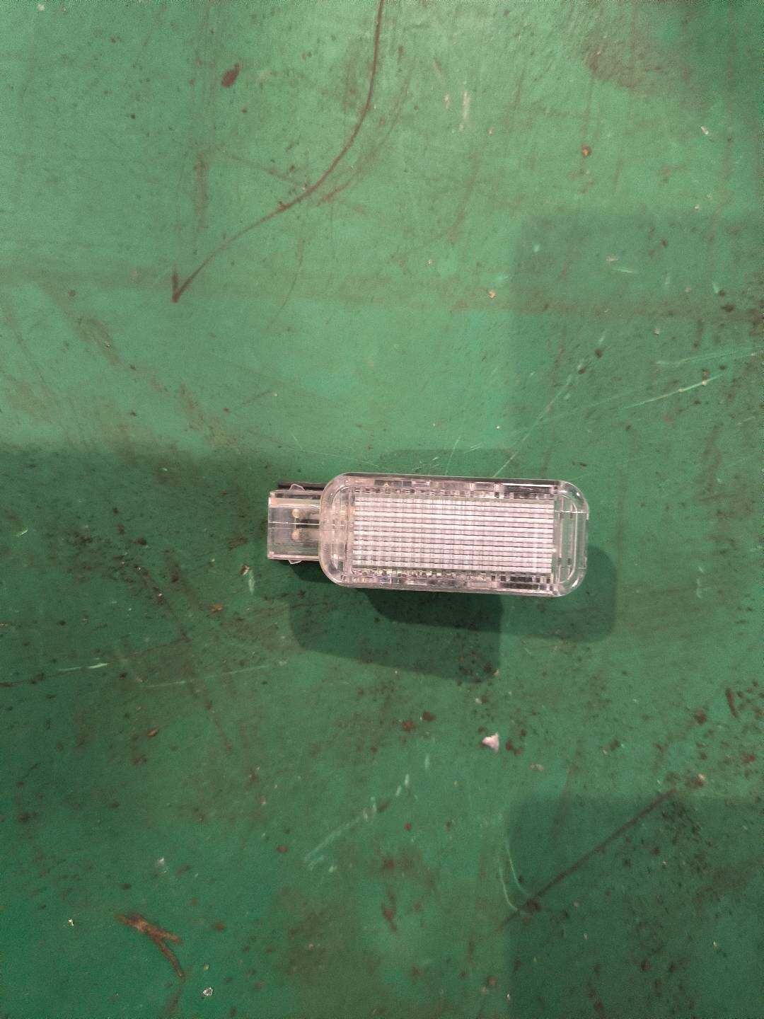 L8VD947415B 行李箱灯