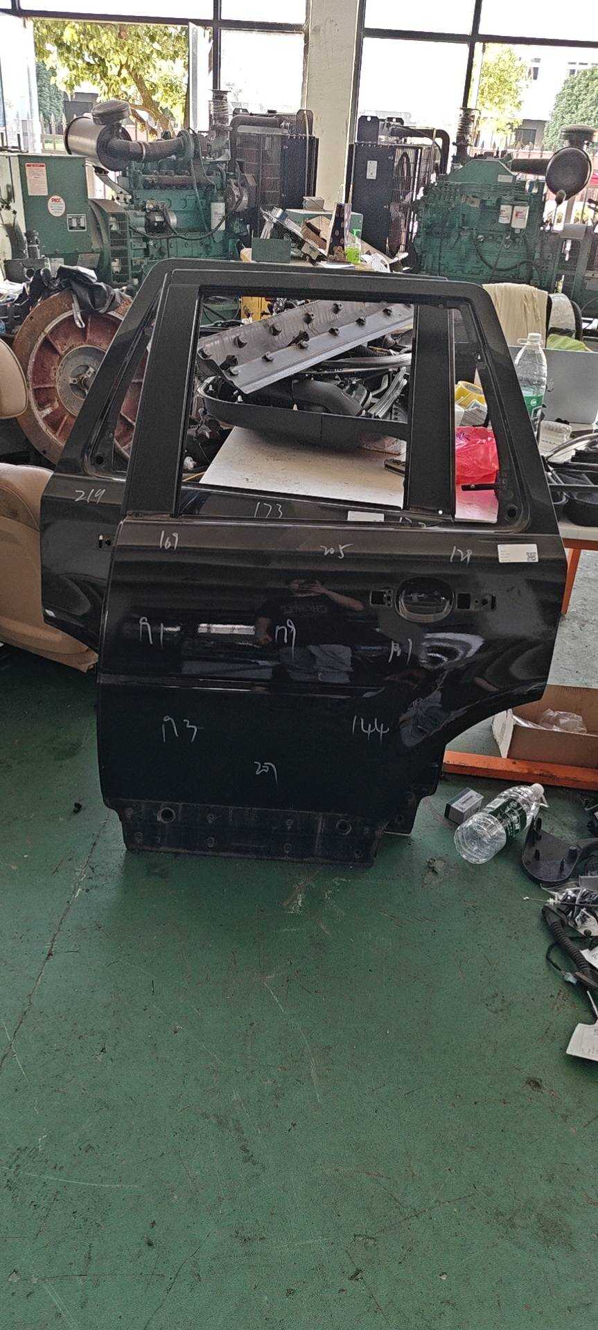 LR005852 Rear Door Shell, Left