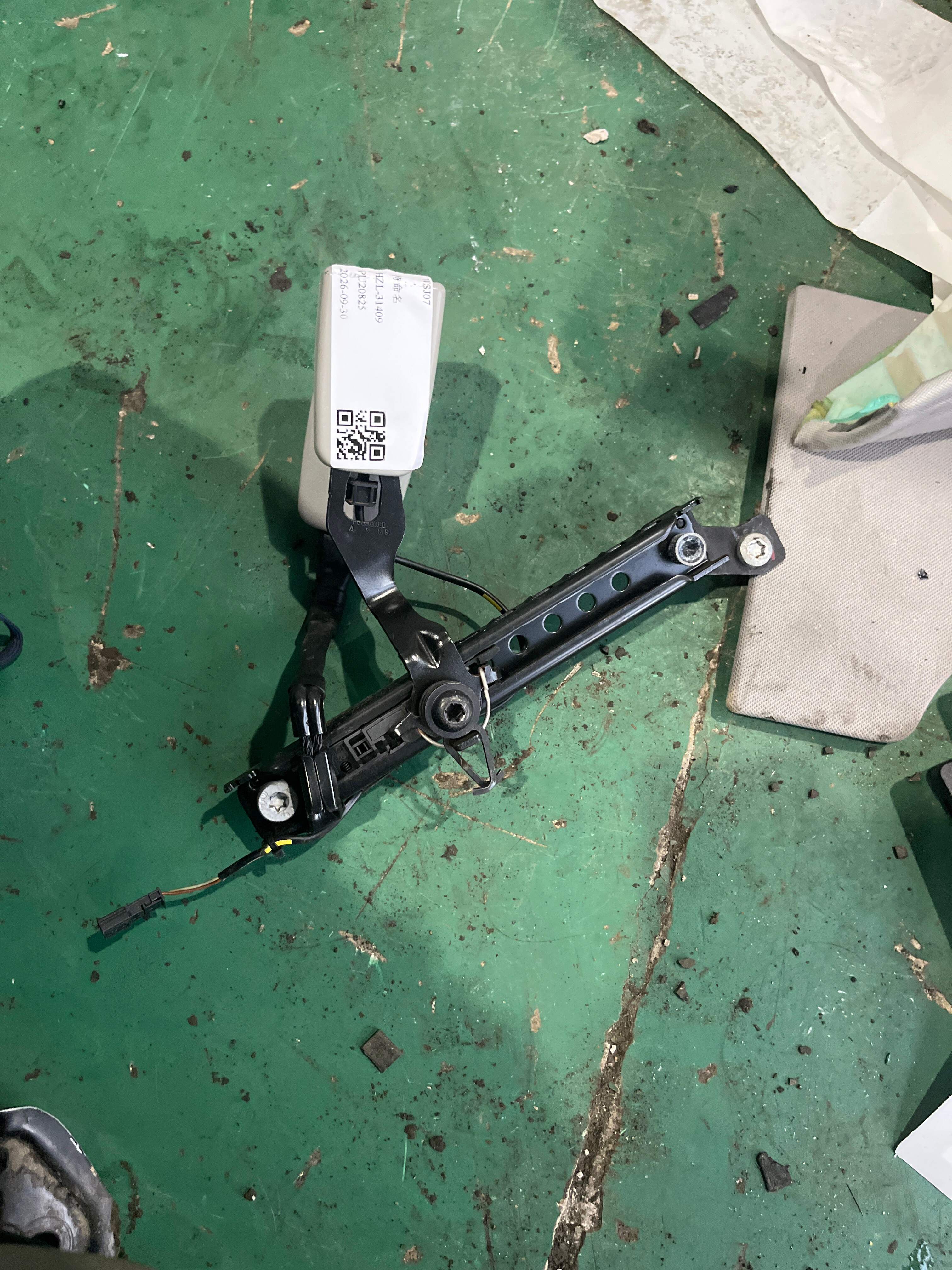 A22186022697E94 Rear Seat Belt Buckle, Right