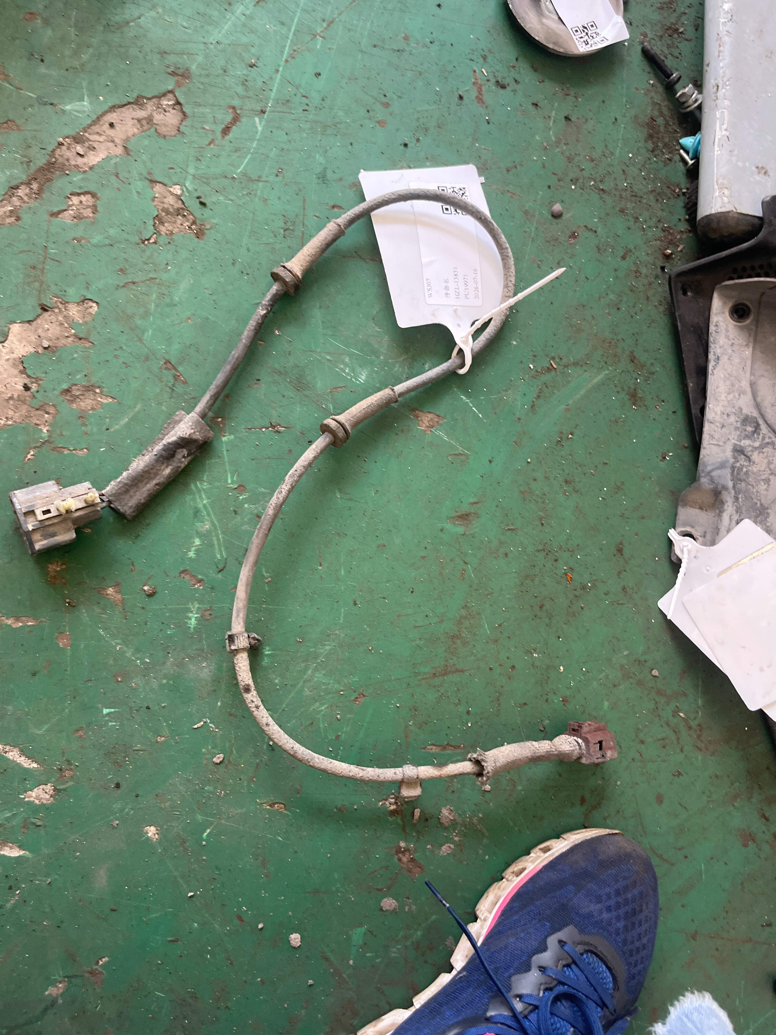 LR028308 Parking Brake Motor Wiring Harness, Right