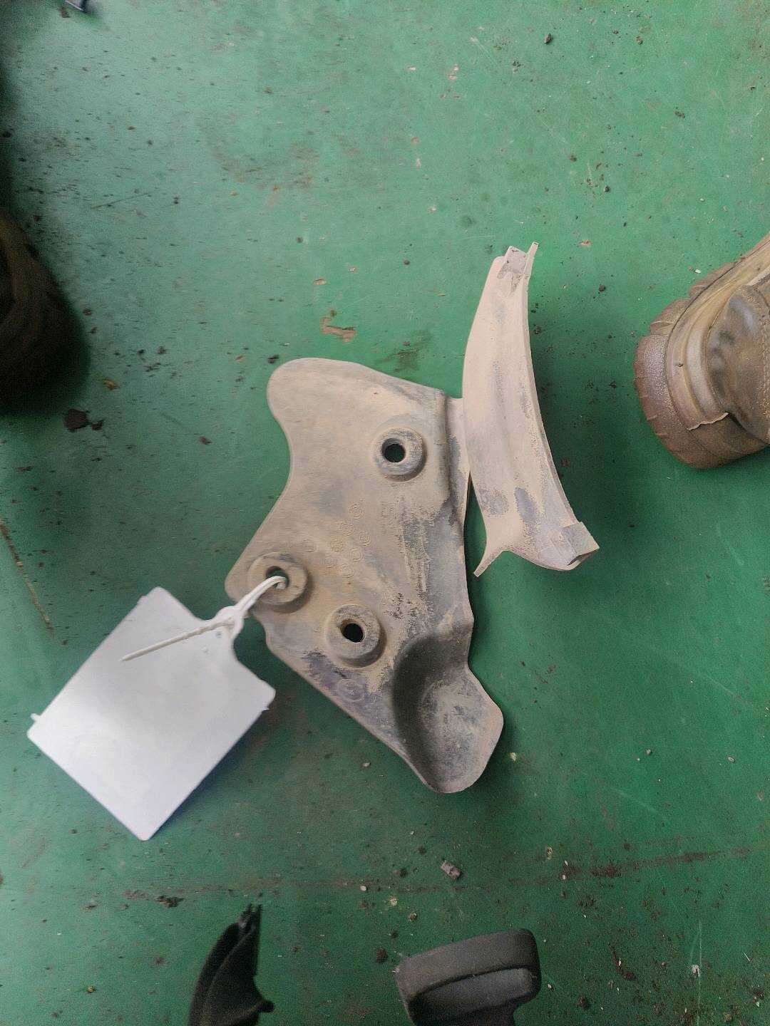 33316782521 Gravel Guard, Left