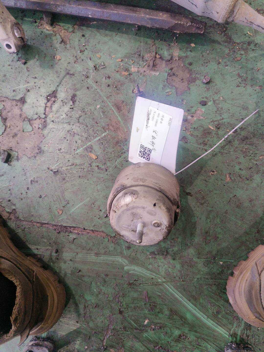 8E0199379AQ 发动机机脚胶（左）