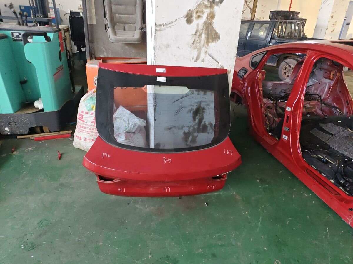 51317338102 Rear Windshield Glass