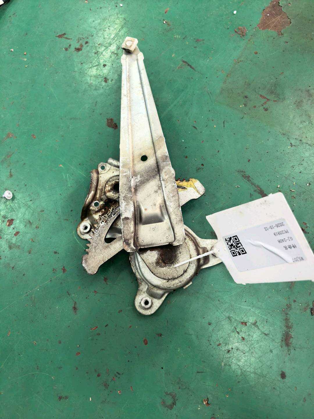 6980312180 后门玻璃升降支架（右）