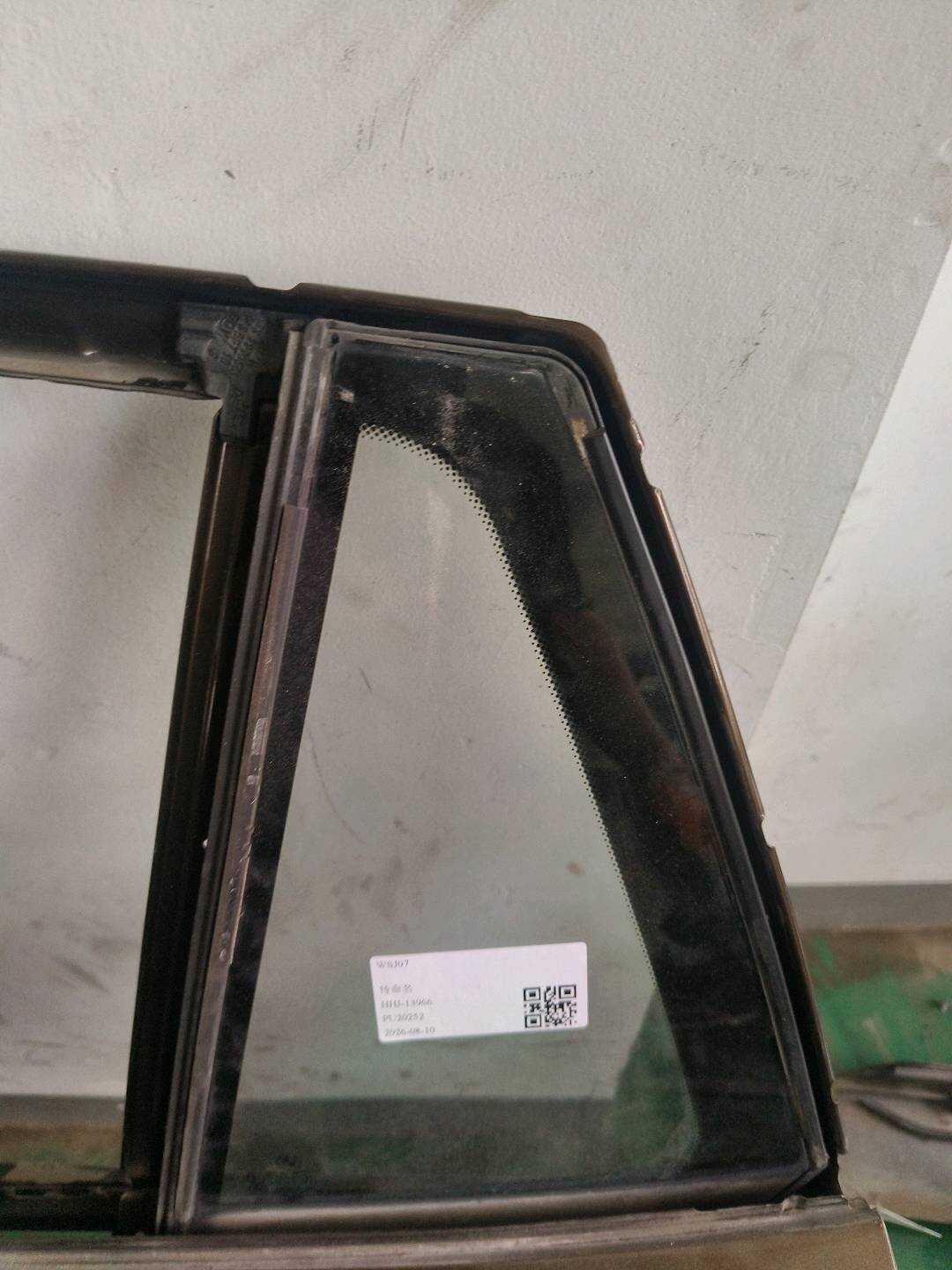 51352990395 后门三角窗玻璃(左)