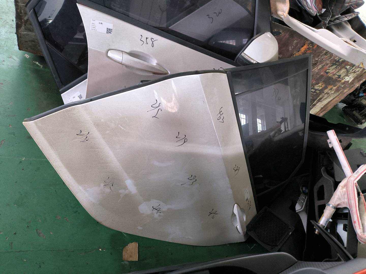 41009631839 后门壳(左)