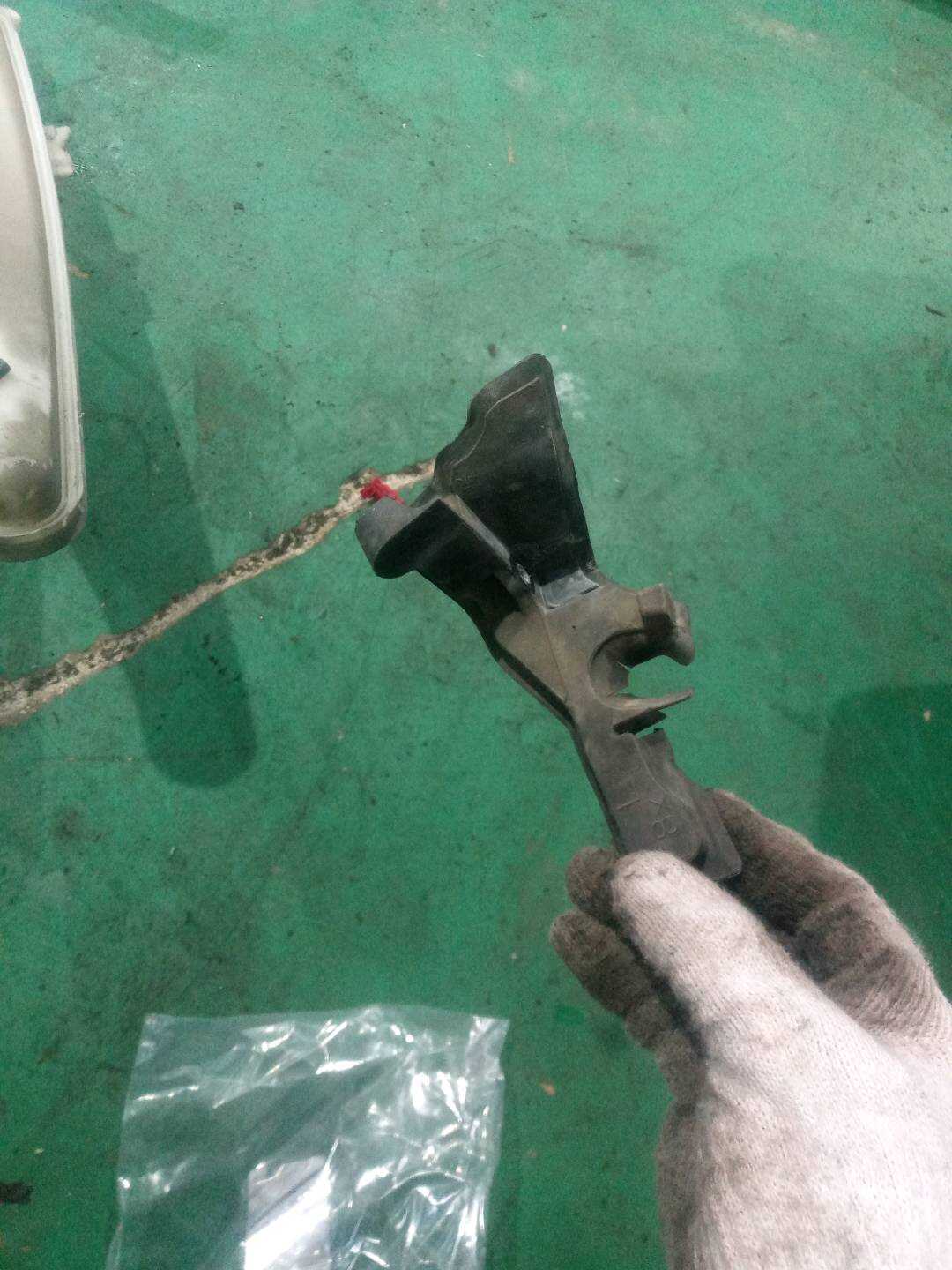 51767182059 前机盖胶条(左)