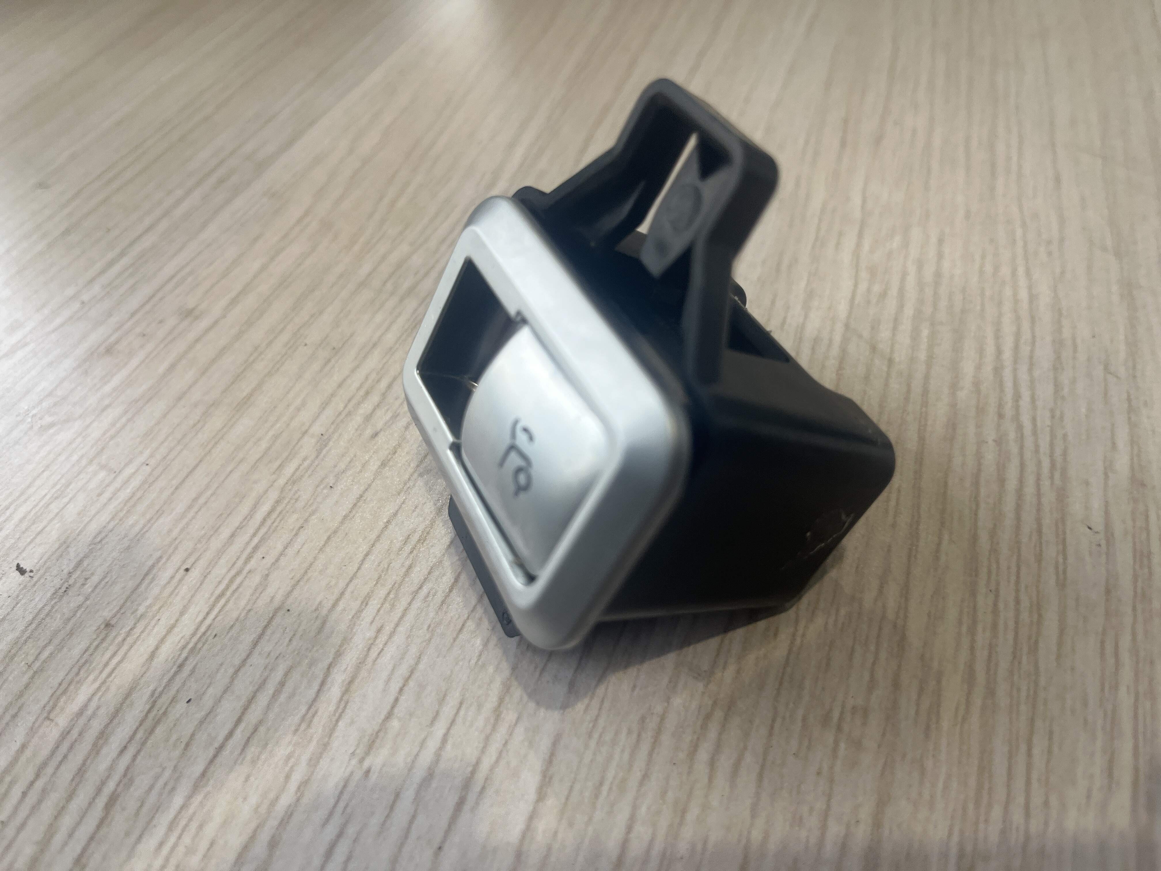 A1668707610 尾盖开启开关(车内)