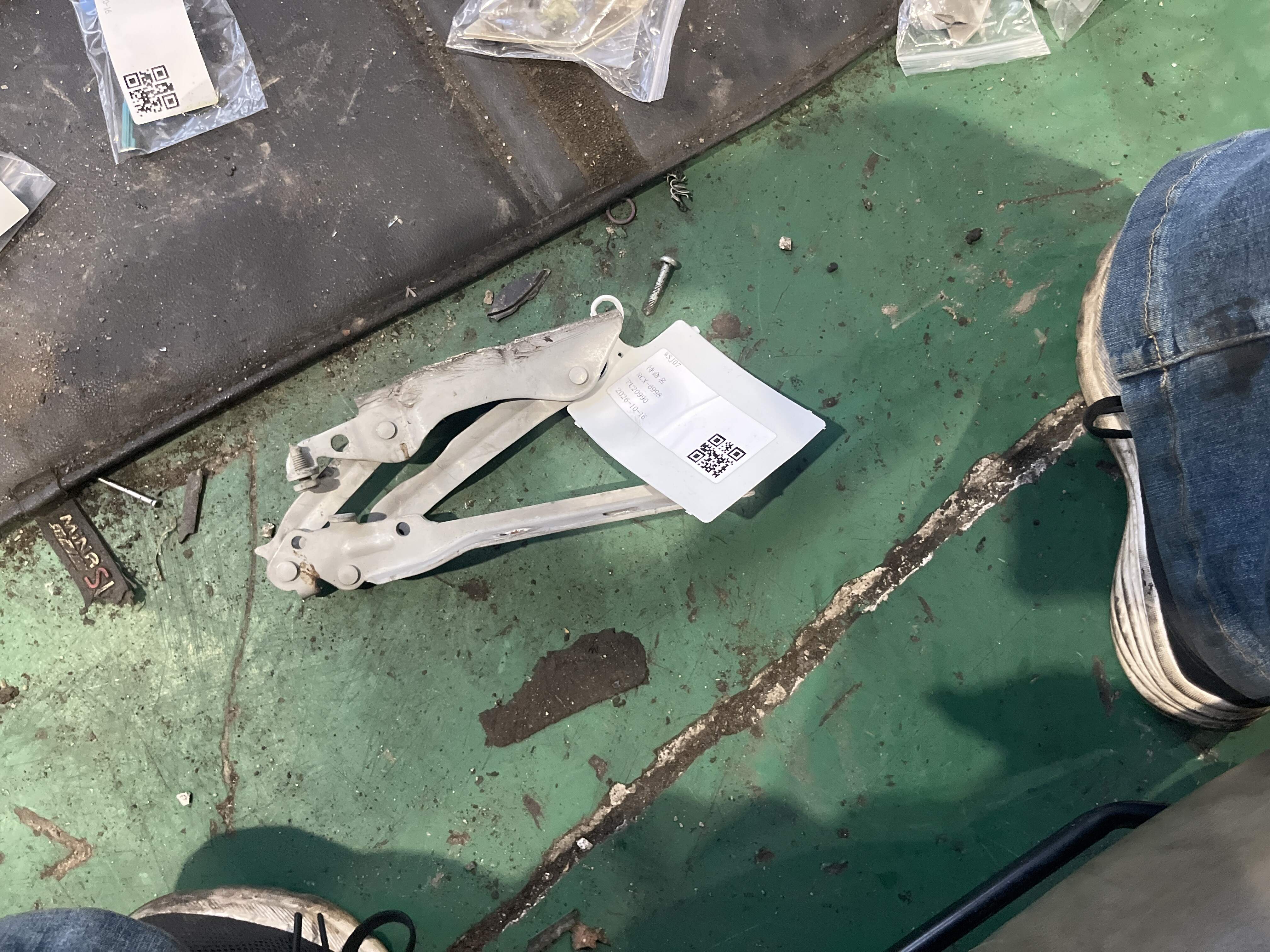 1KM823302 Front Hood Hinge, Right