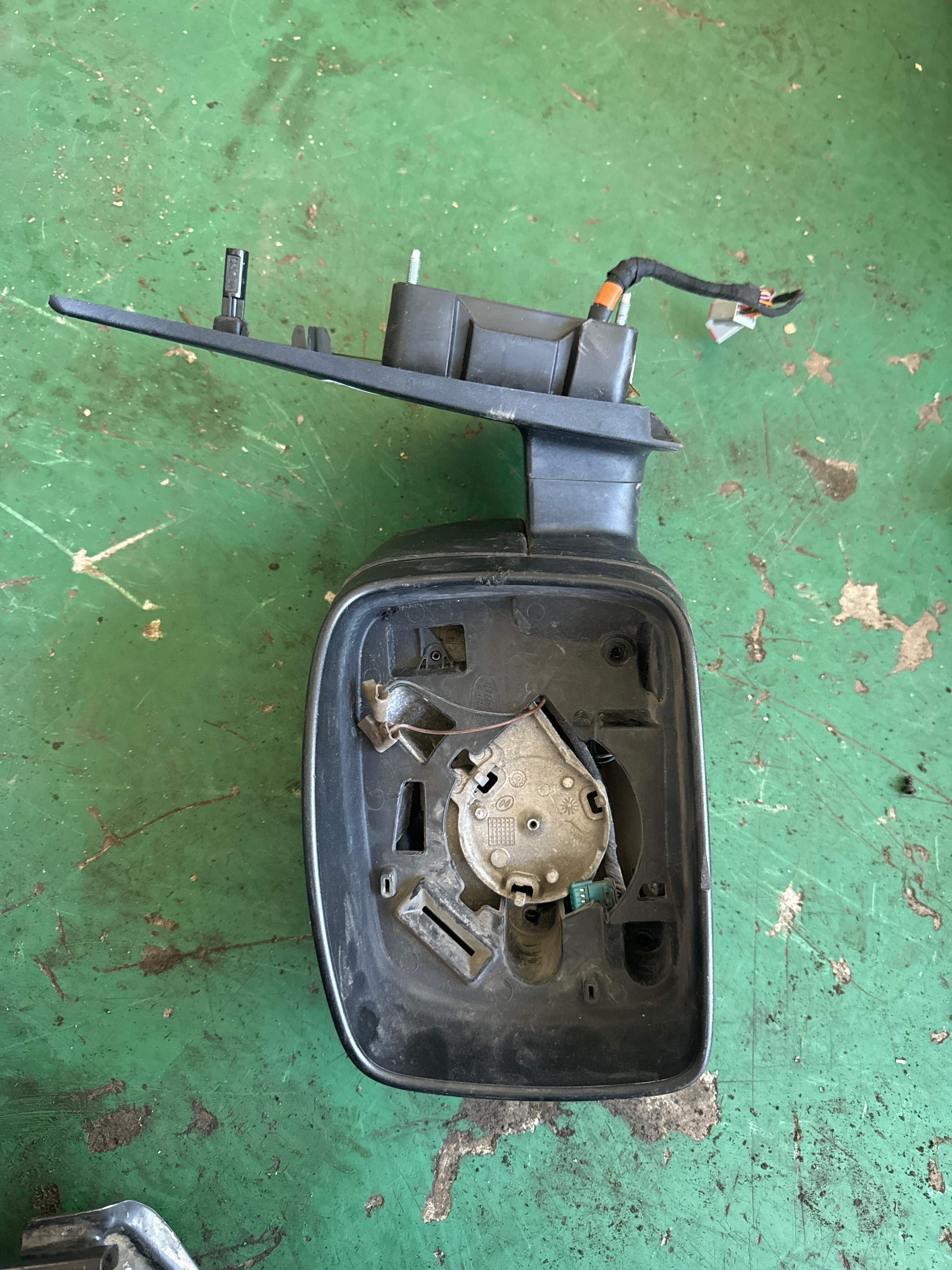 LR016394 Side Mirror Mounting Base, Left