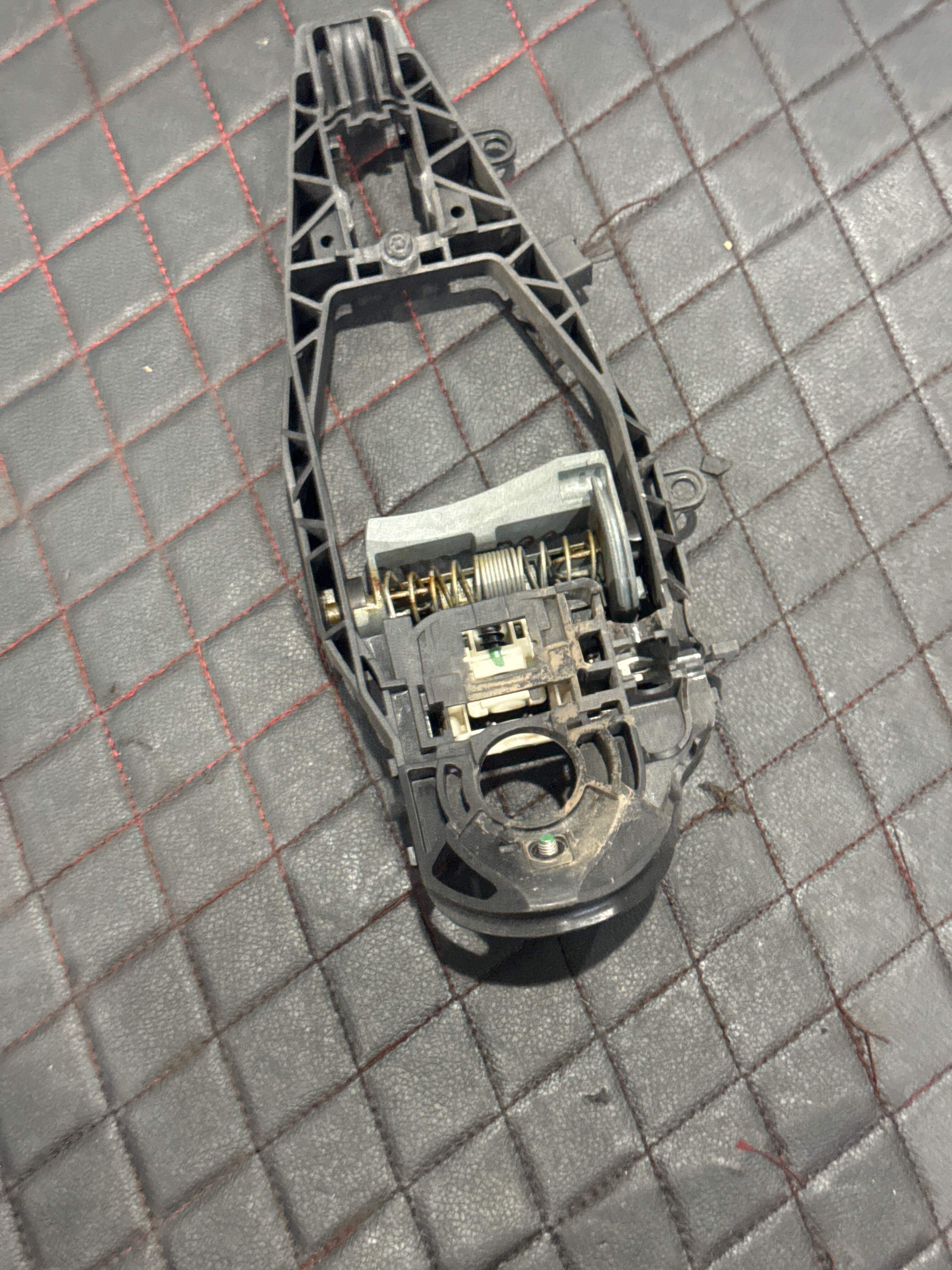 51217401206 前门外拉手固定框(右)