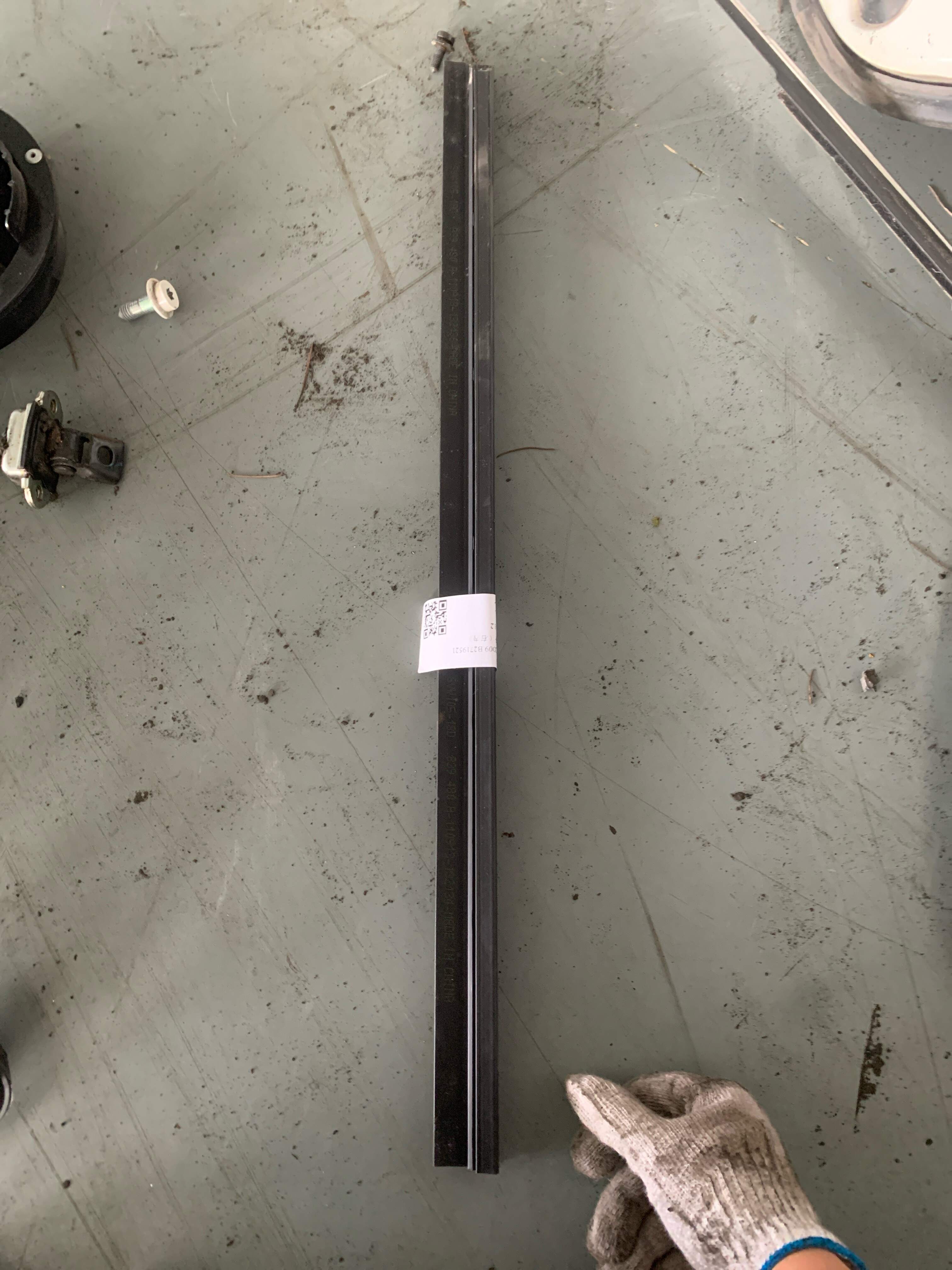 18D839480A 后门玻璃压条(右内)