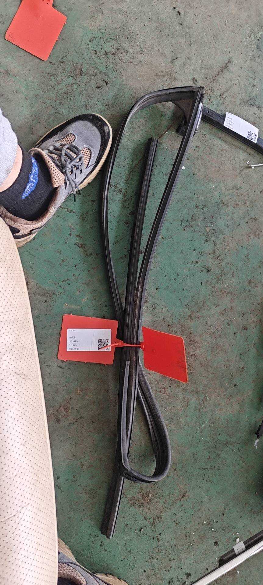 6600005292 左前车门玻璃导槽