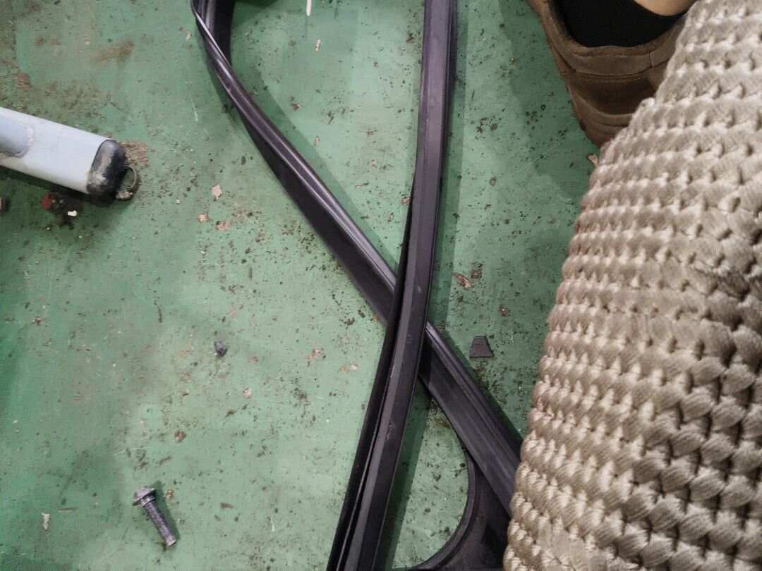 T4N13115 Front Door Seal Strip, Right