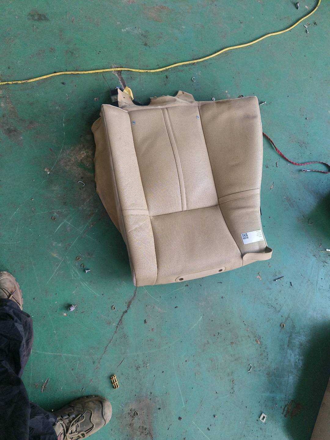 52207016458 后座椅靠背软垫(右)