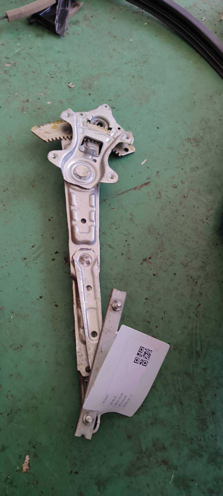 827215MA0A 后门玻璃升降支架(左)