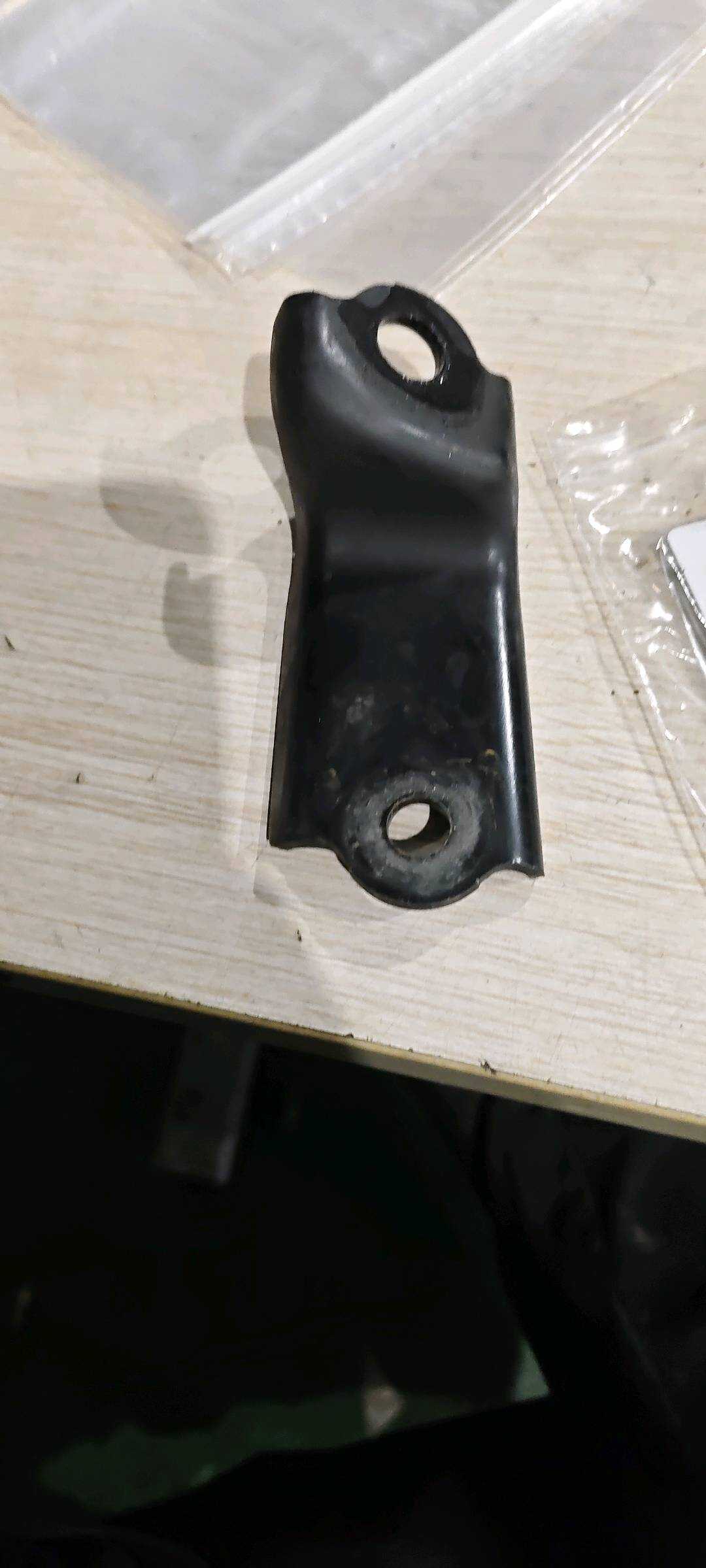 1233131010 发动机右上机脚胶支架(上)