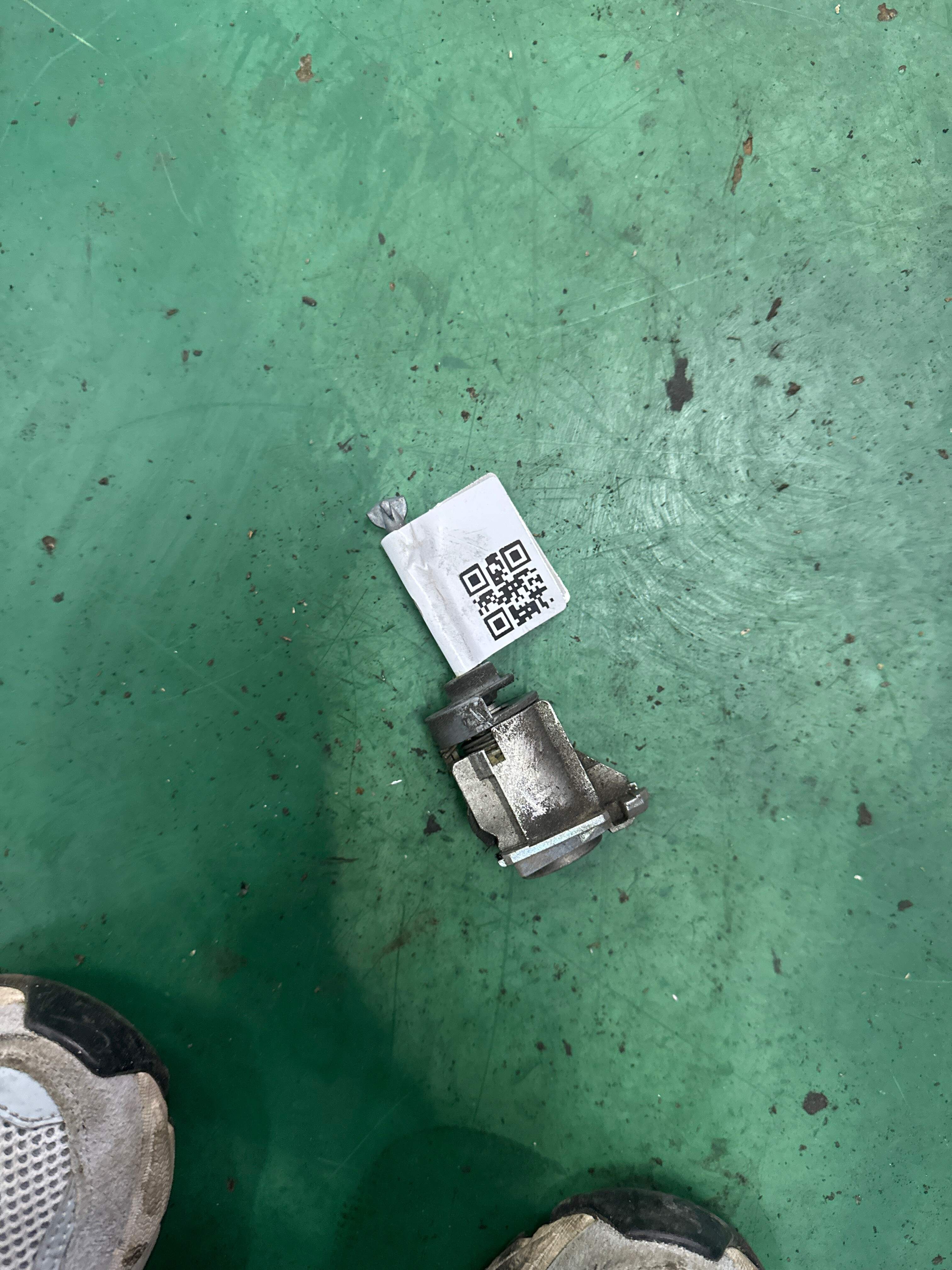 6905206100 前门锁芯(左)
