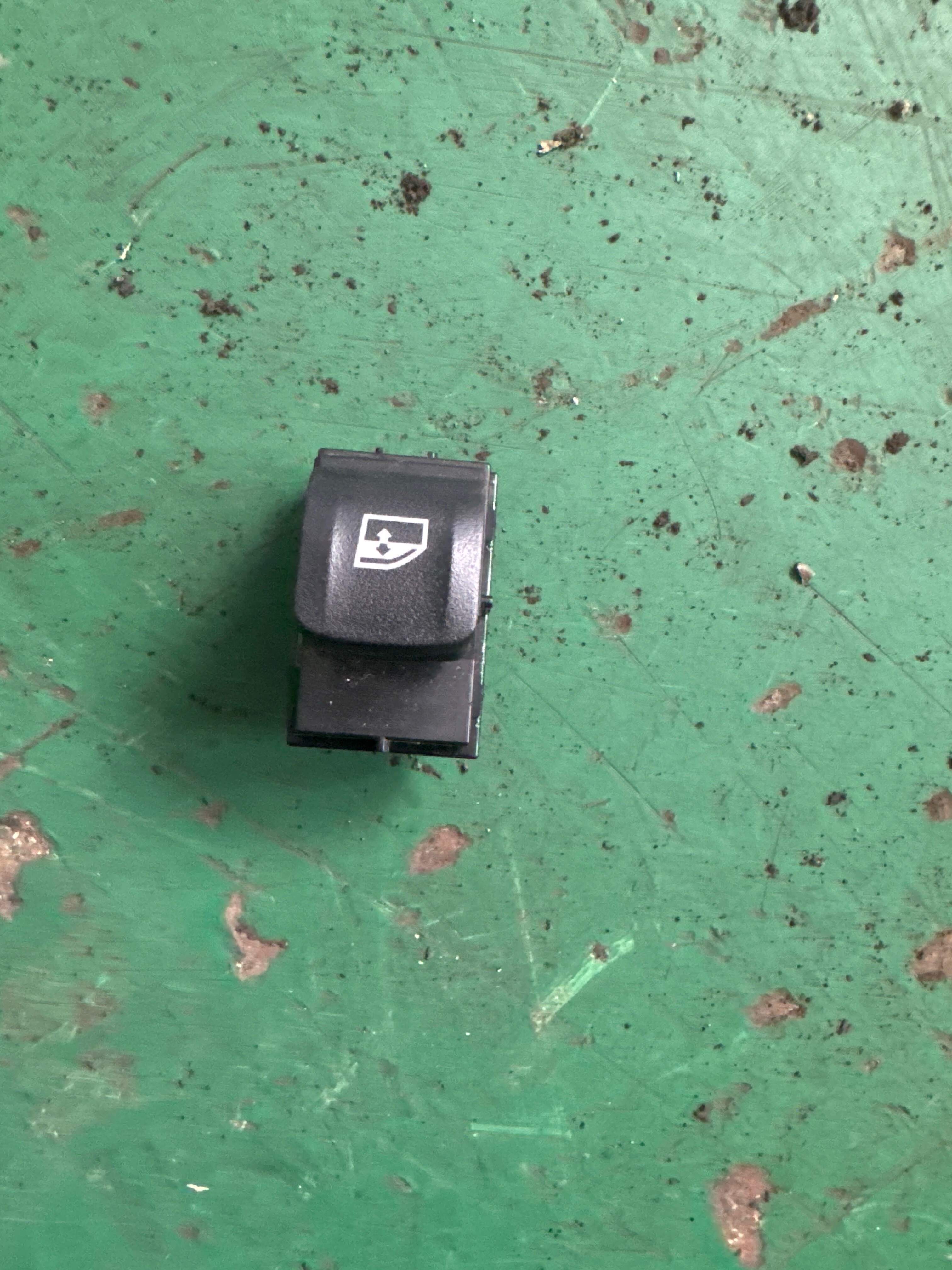 61317950756 前门玻璃升降开关(右)