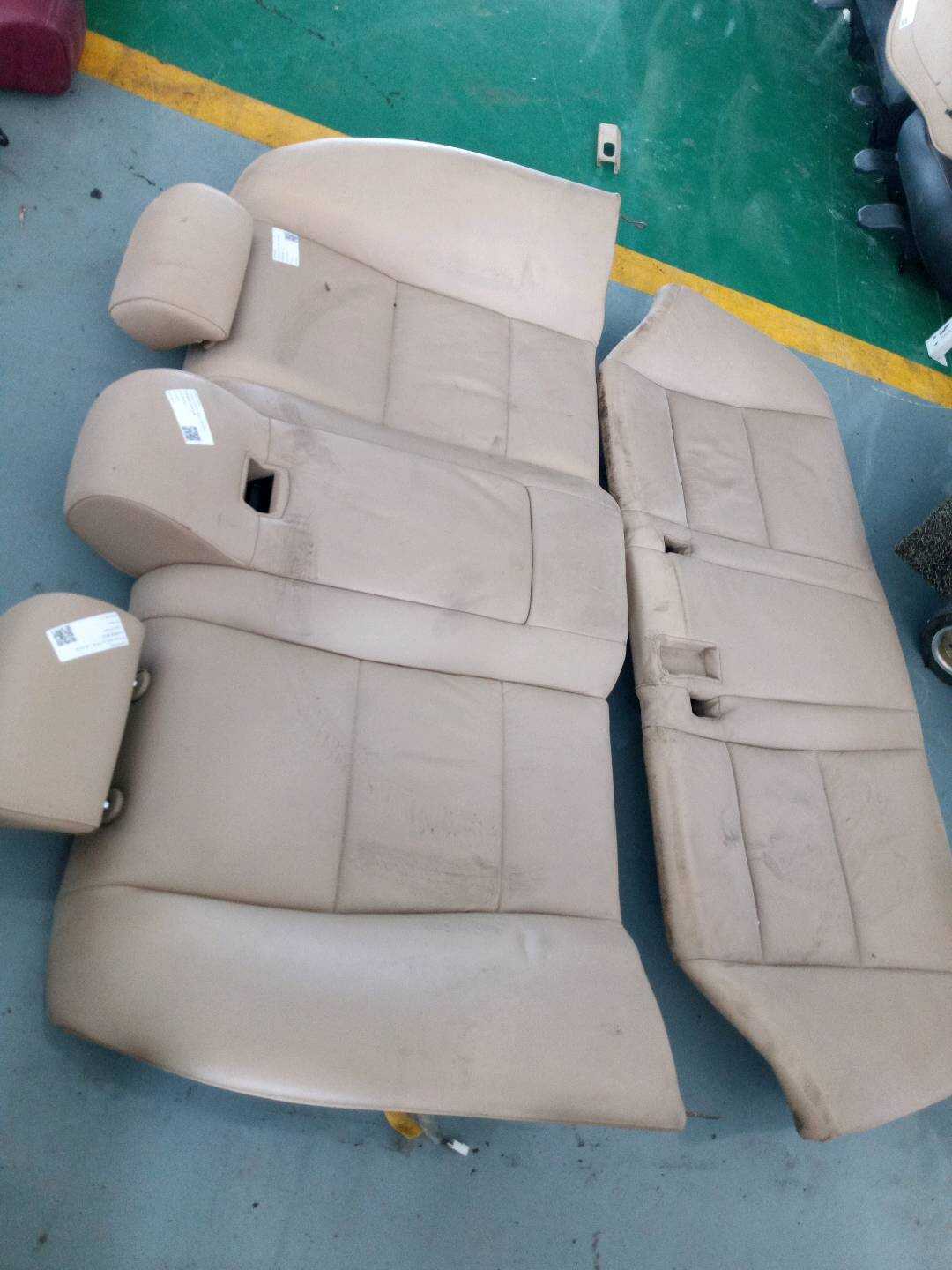 52207074567 后座椅头枕(中)