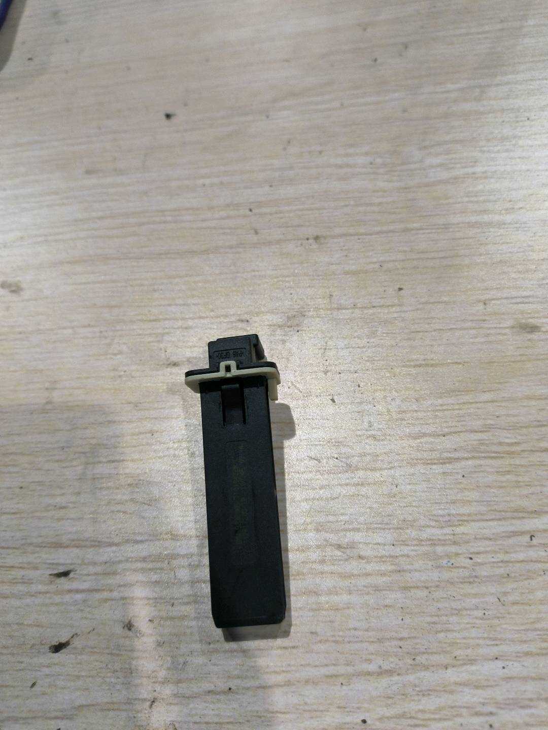 64119238085 车内温度传感器