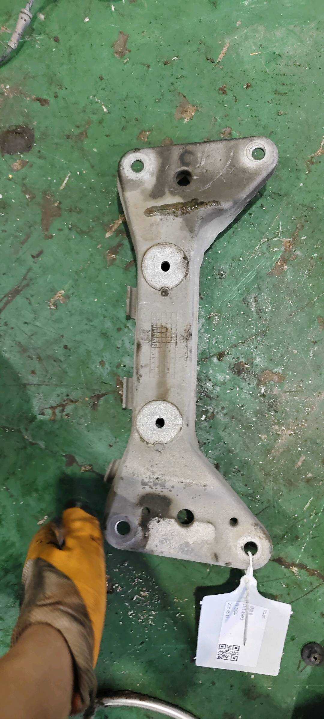 22316859417 变速器托梁