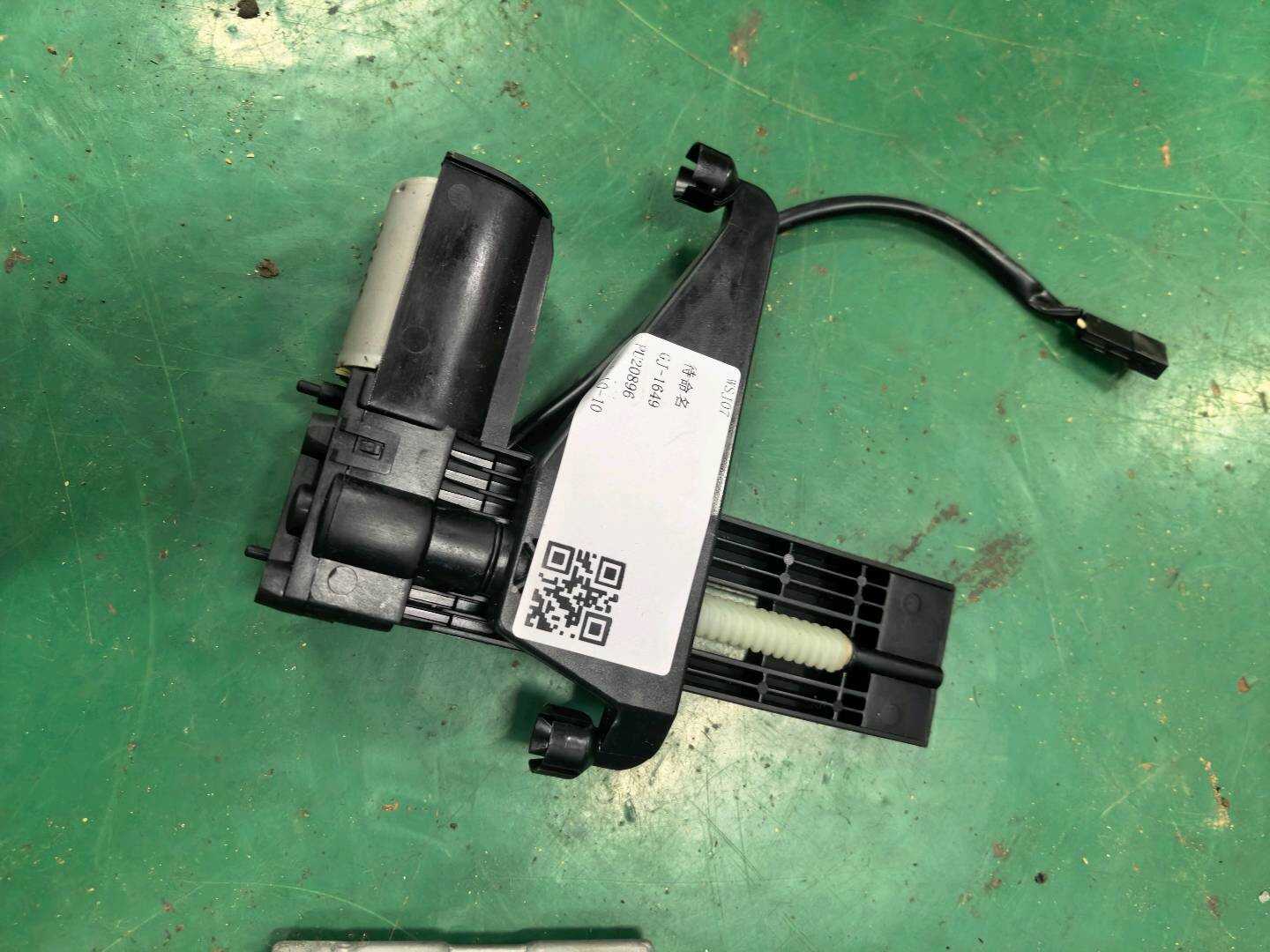 67317121096 前座椅头枕调整电机(右)