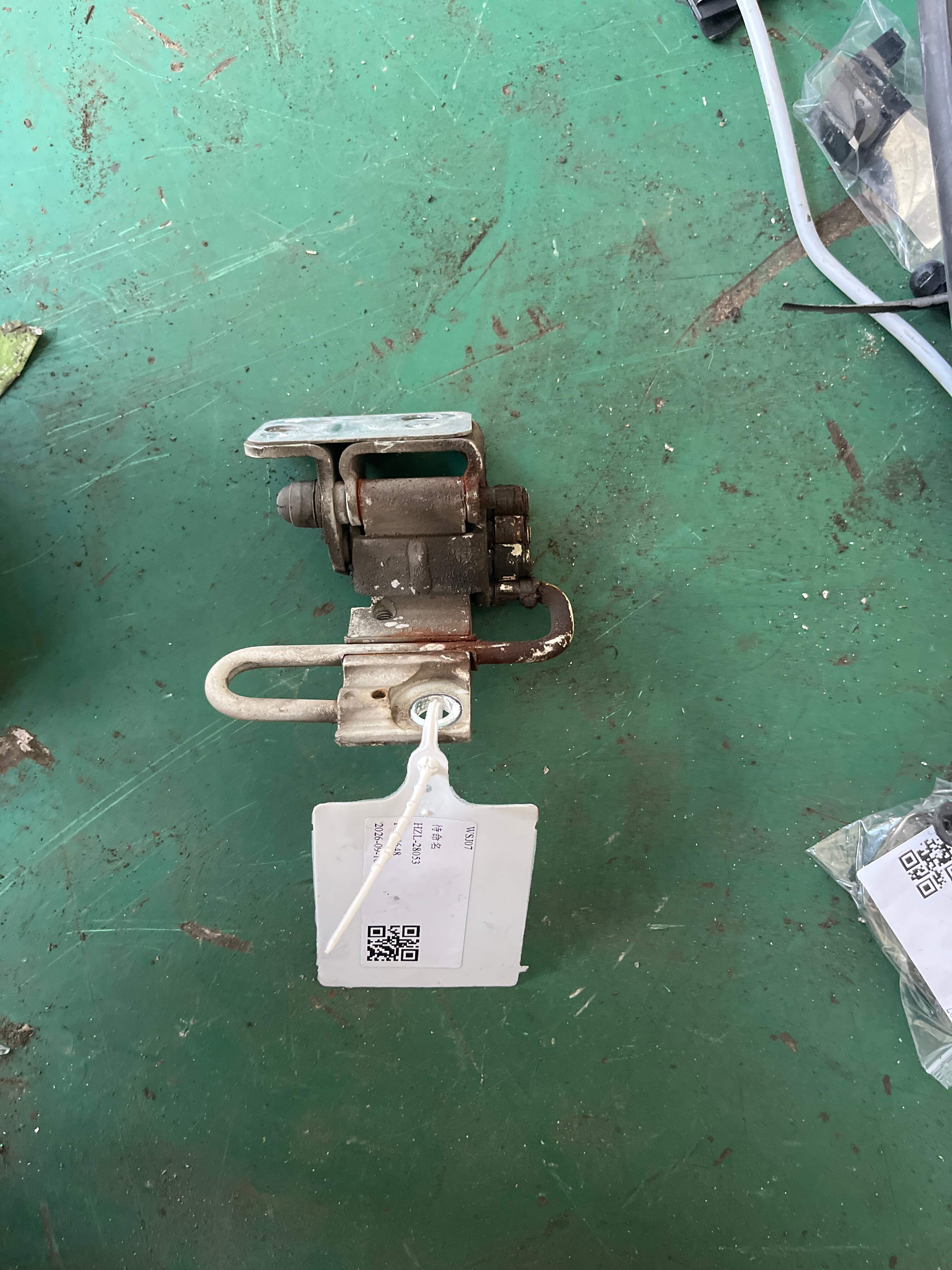 3C8831411C 前门铰链（左下）