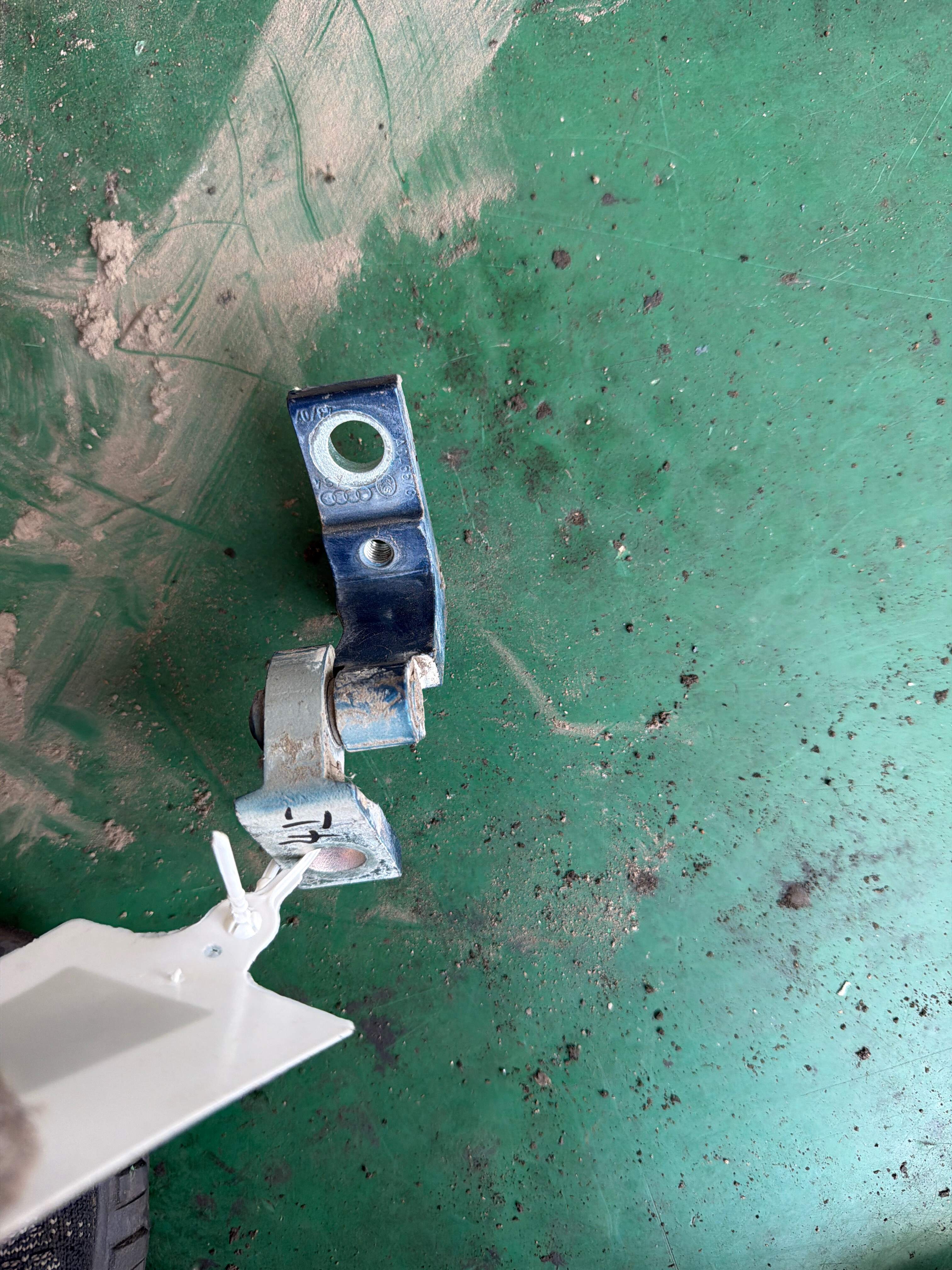 8E0831402C Door Hinge