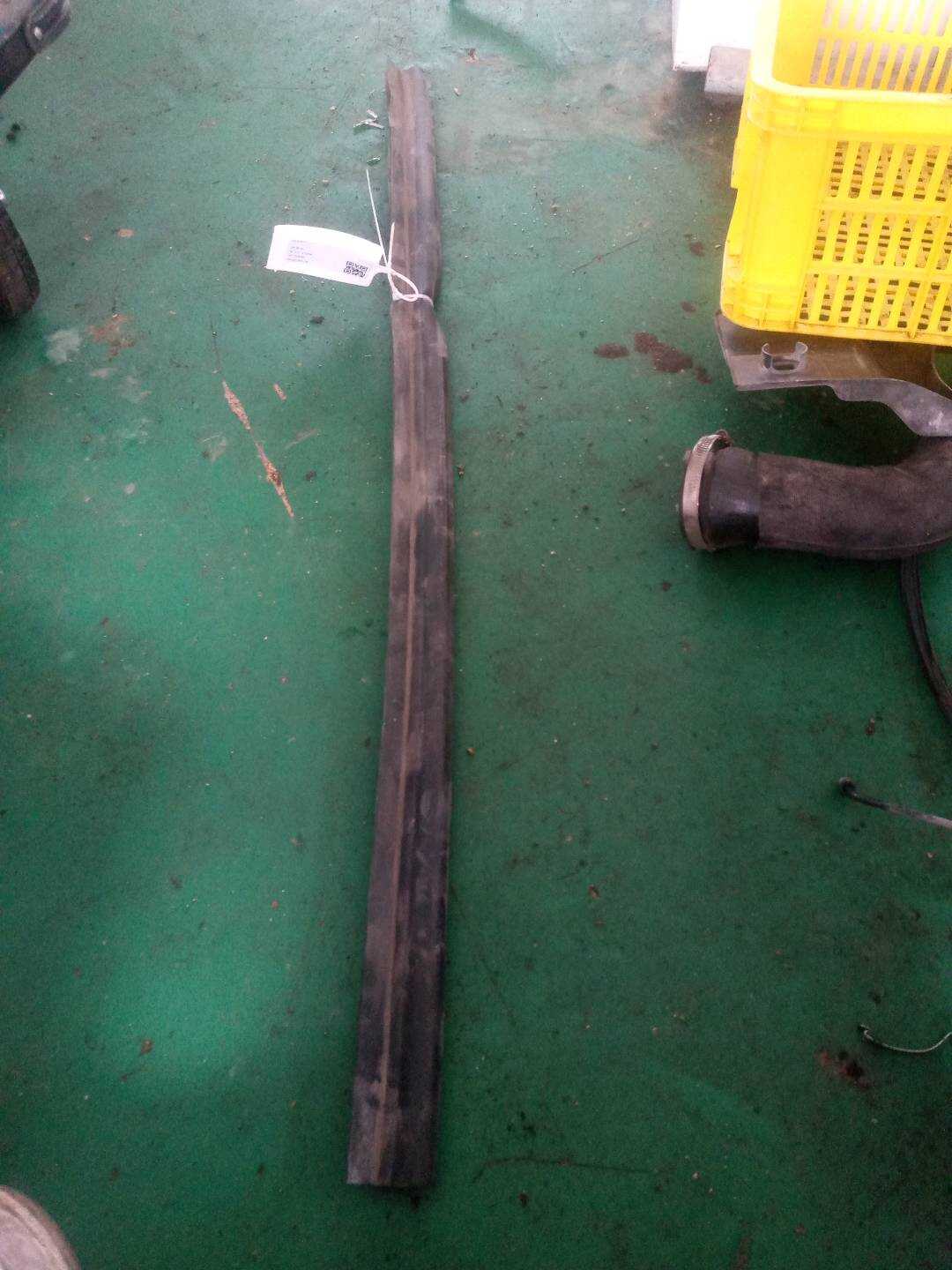 8T0823723B 前机盖胶条(后)