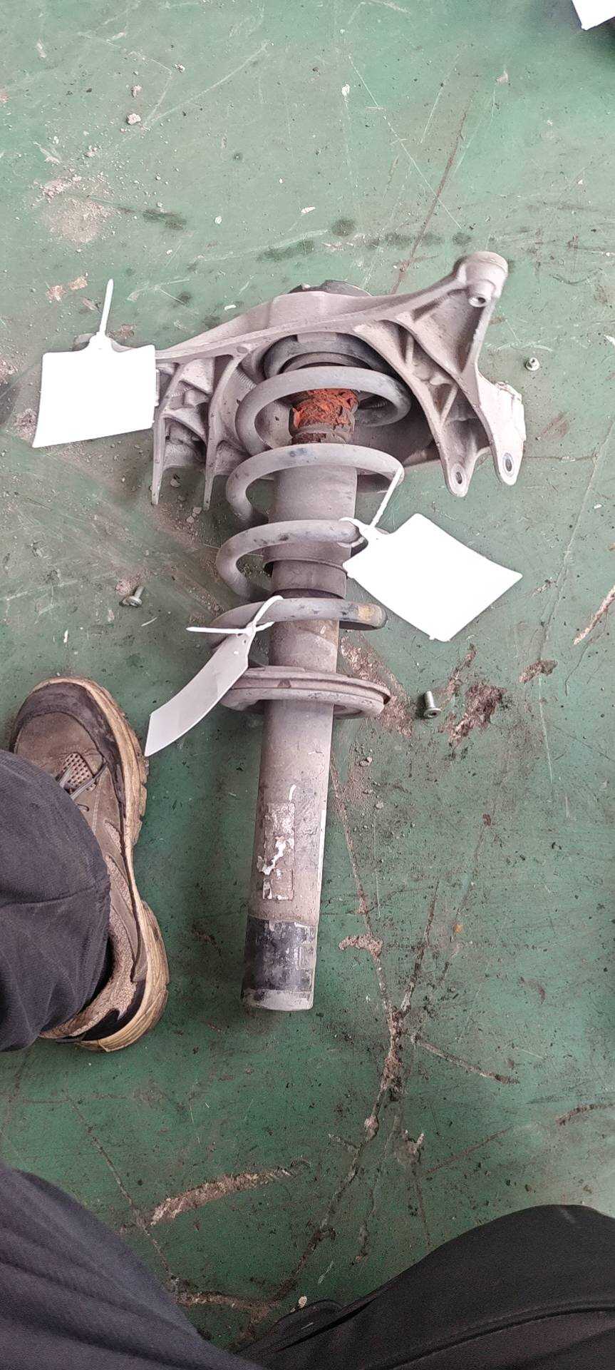L8RD411105C 前减震器螺旋弹簧(左)