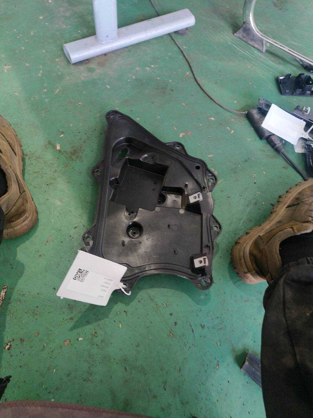 T2H1995 Rear Door Middle Inner Partition, Right